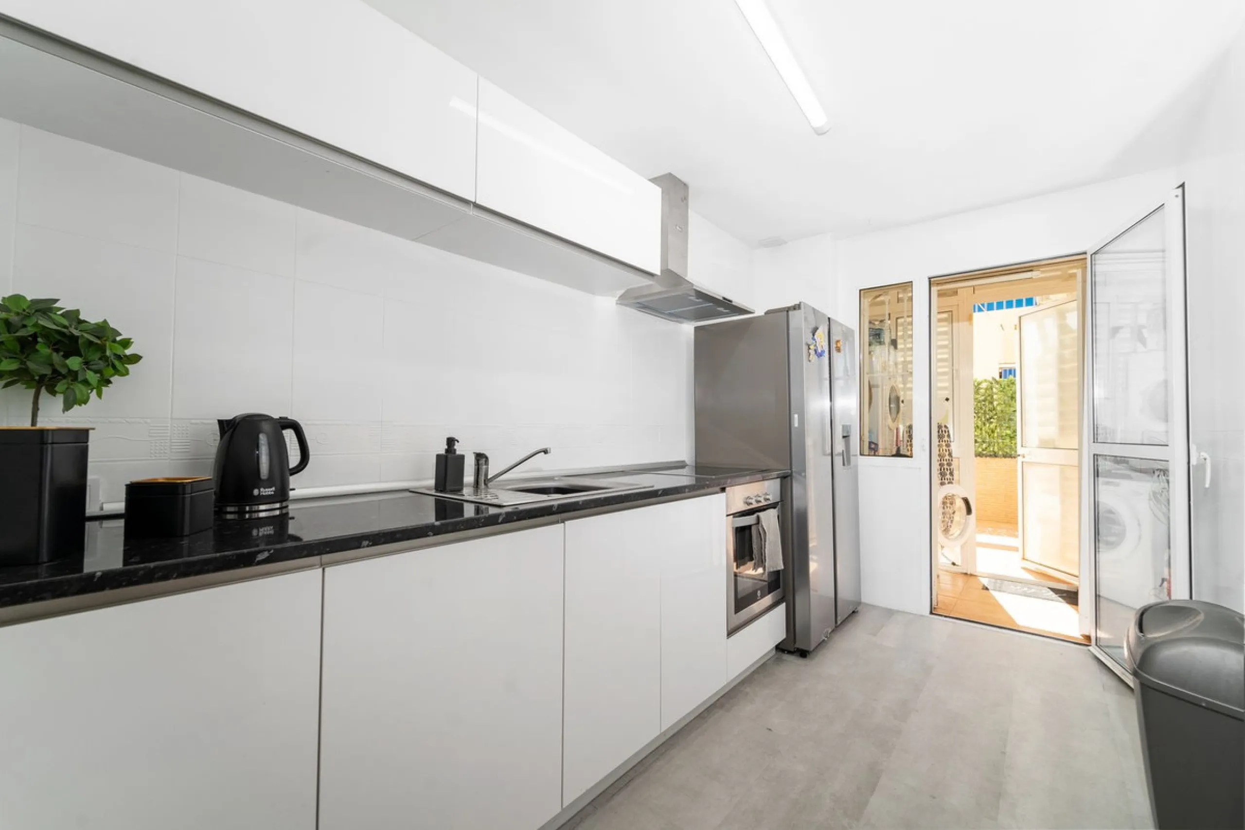 Charming 3-Bedroom Apartment with Large Terrace in Complex with Pool - Fuengirola !!