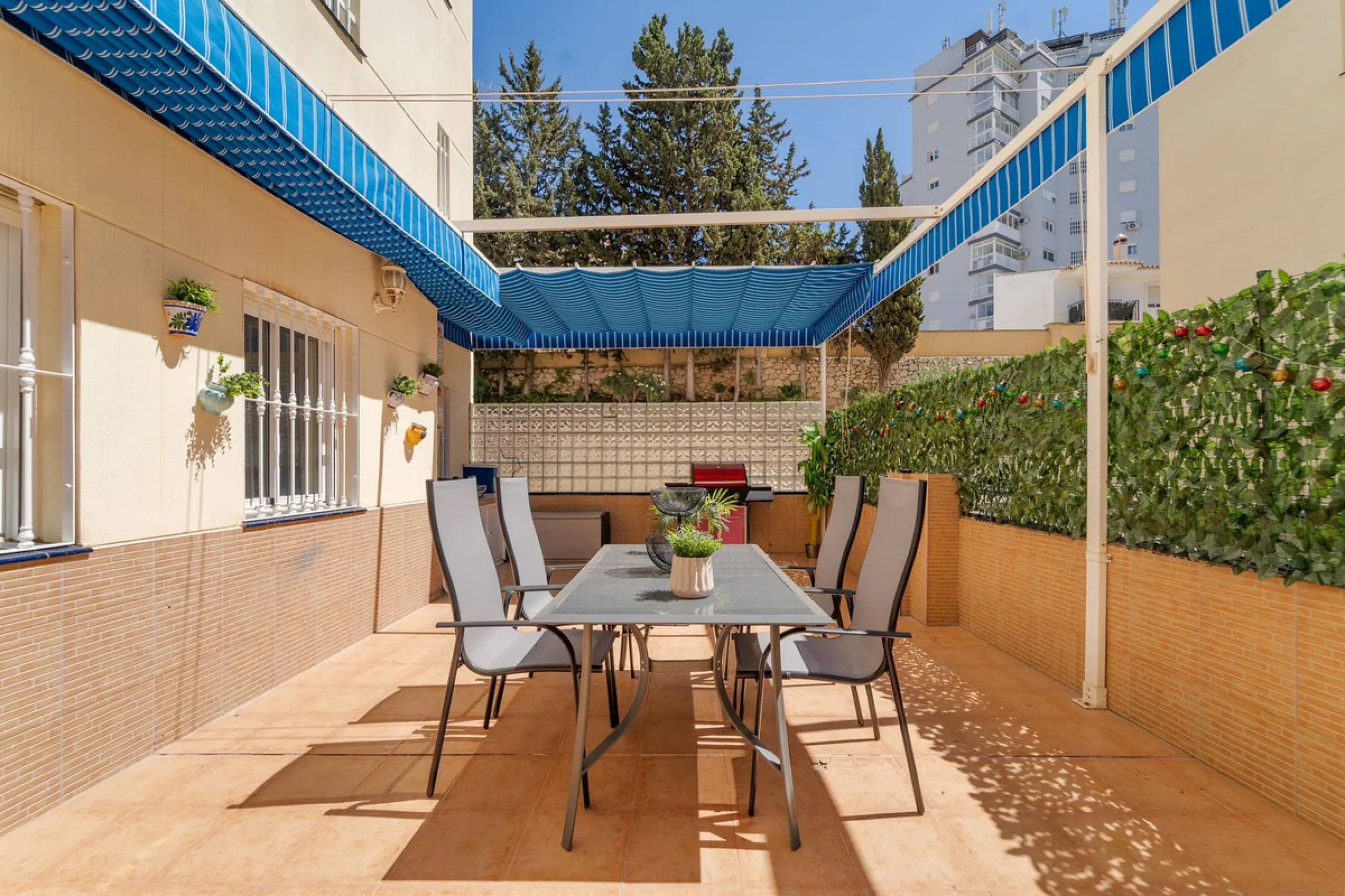 Charming 3-Bedroom Apartment with Large Terrace in Complex with Pool - Fuengirola !!