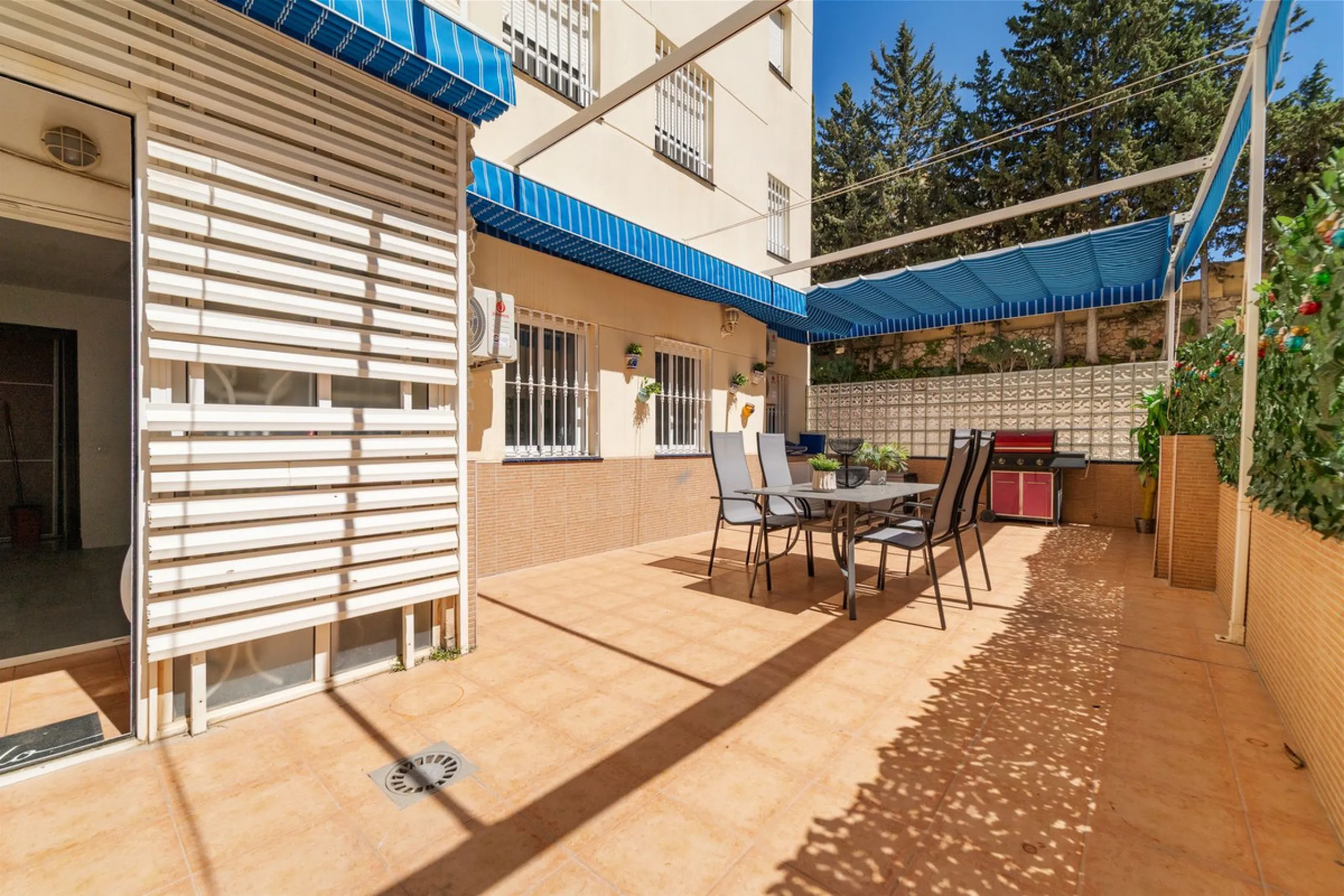 Charming 3-Bedroom Apartment with Large Terrace in Complex with Pool - Fuengirola !!