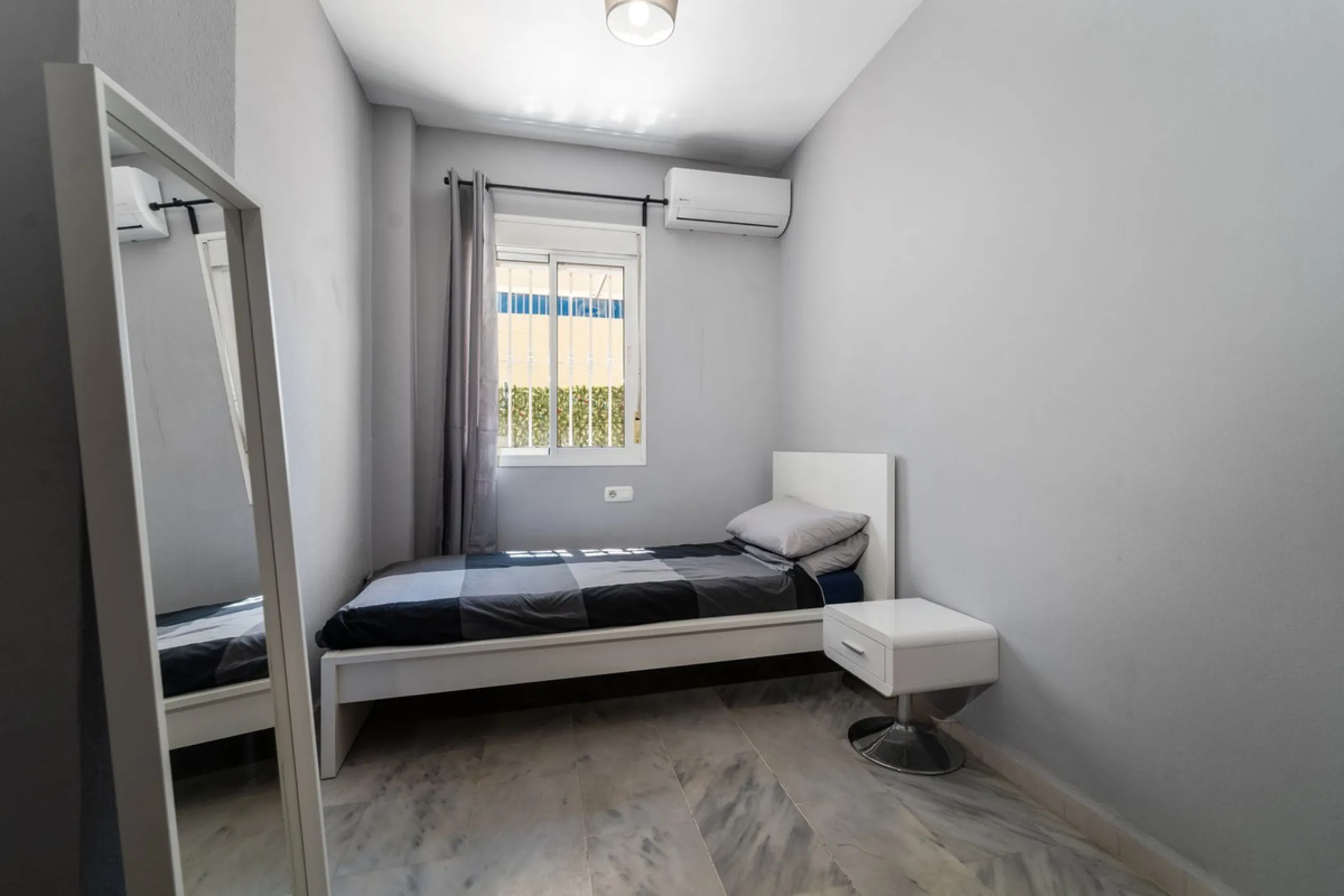 Charming 3-Bedroom Apartment with Large Terrace in Complex with Pool - Fuengirola !!