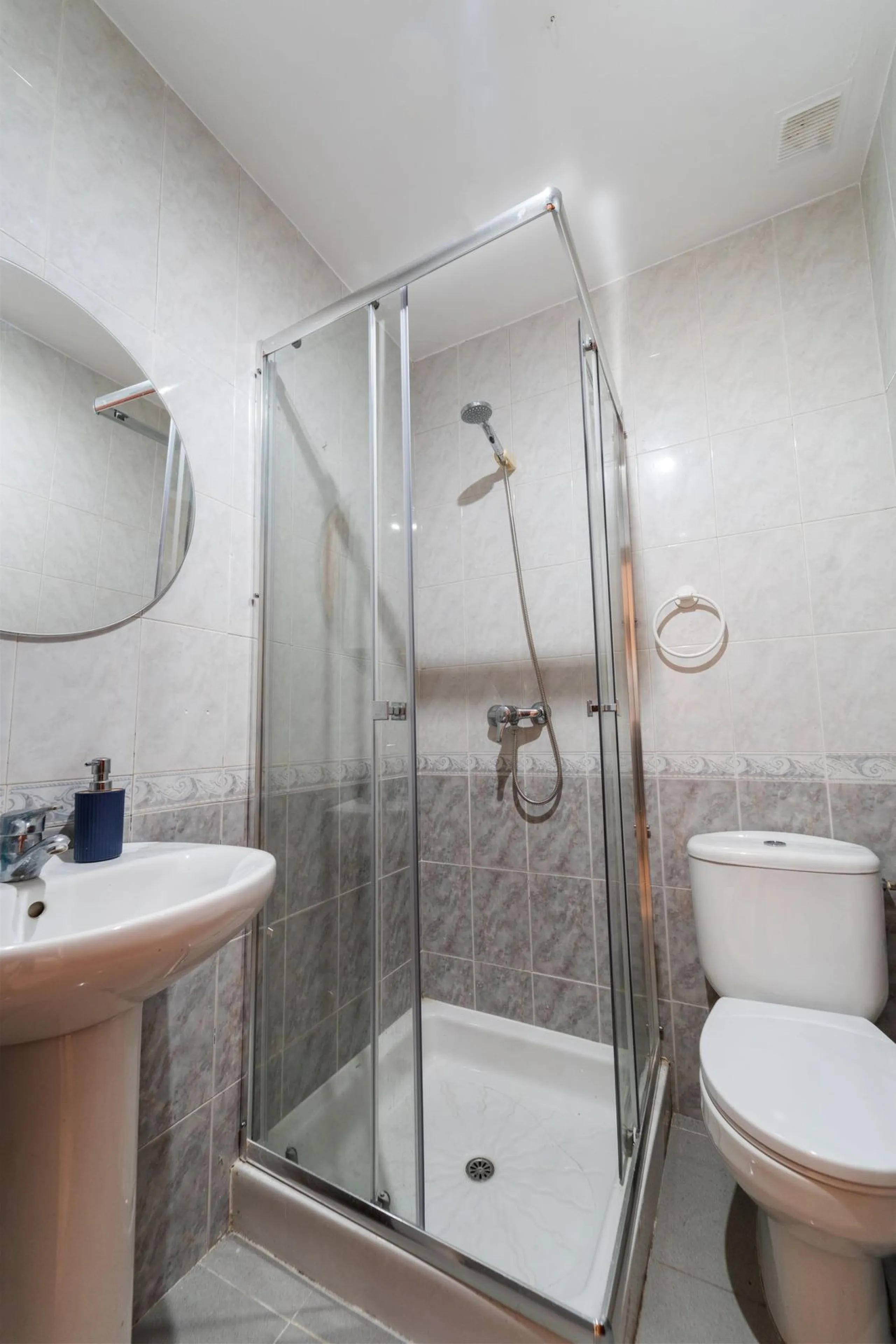 Charming 3-Bedroom Apartment with Large Terrace in Complex with Pool - Fuengirola !!