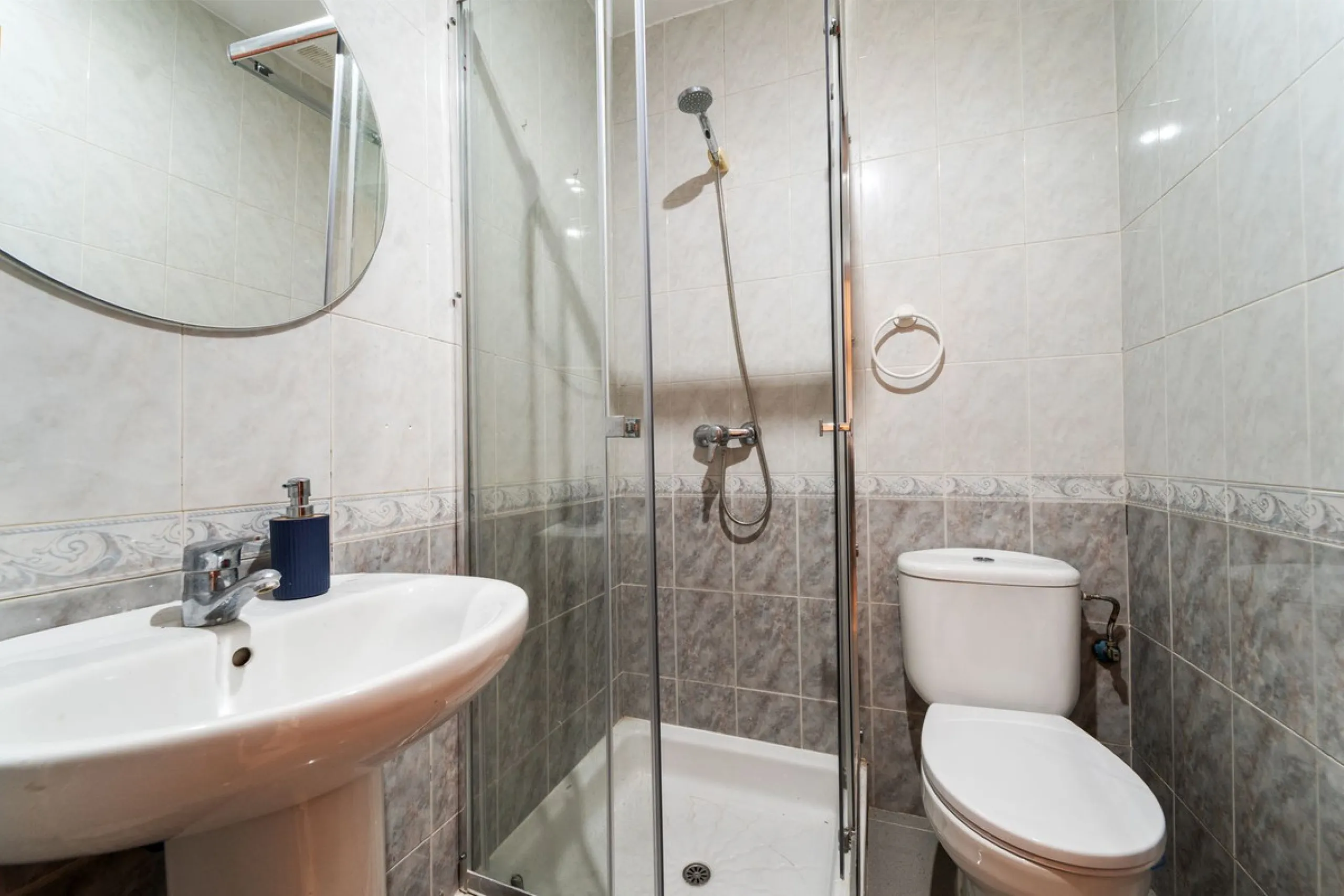 Charming 3-Bedroom Apartment with Large Terrace in Complex with Pool - Fuengirola !!