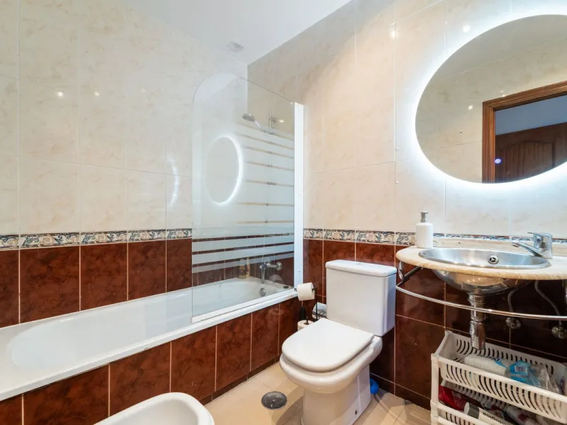 Charming 3-Bedroom Apartment with Large Terrace in Complex with Pool - Fuengirola !!