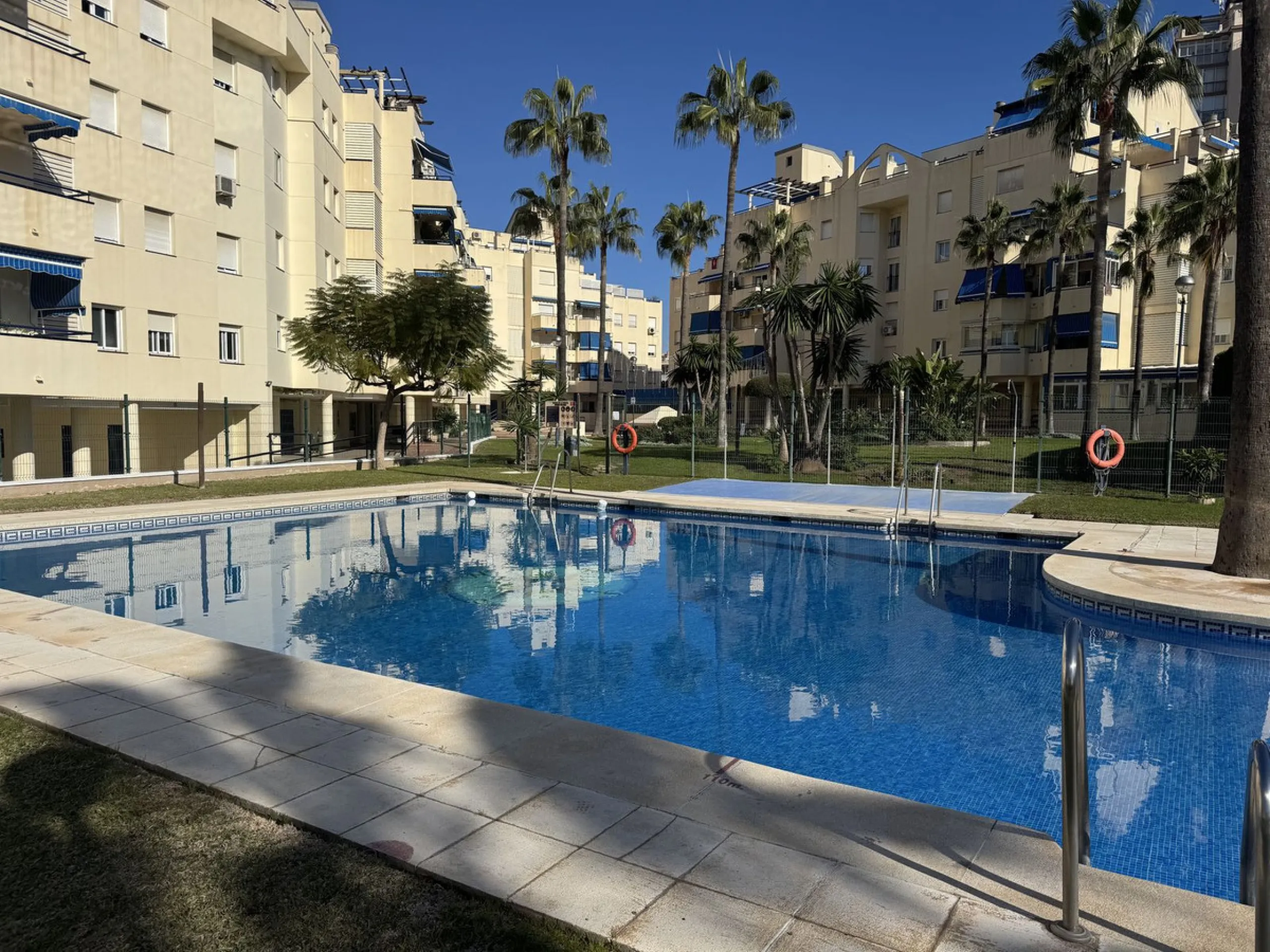 Charming 3-Bedroom Apartment with Large Terrace in Complex with Pool - Fuengirola !!