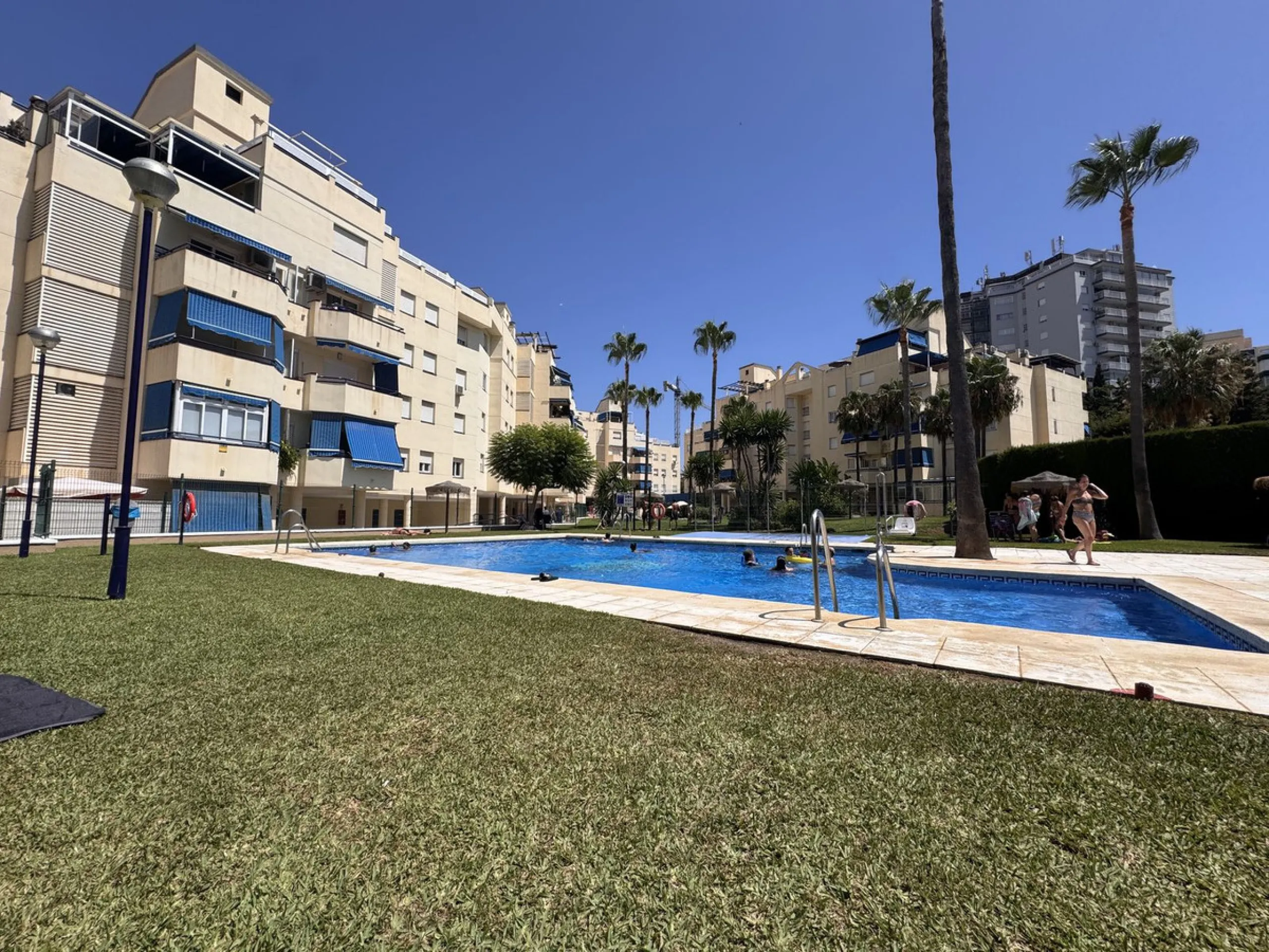 Charming 3-Bedroom Apartment with Large Terrace in Complex with Pool - Fuengirola !!