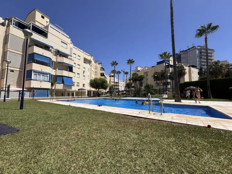 Charming 3-Bedroom Apartment with Large Terrace in Complex with Pool - Fuengirola !!