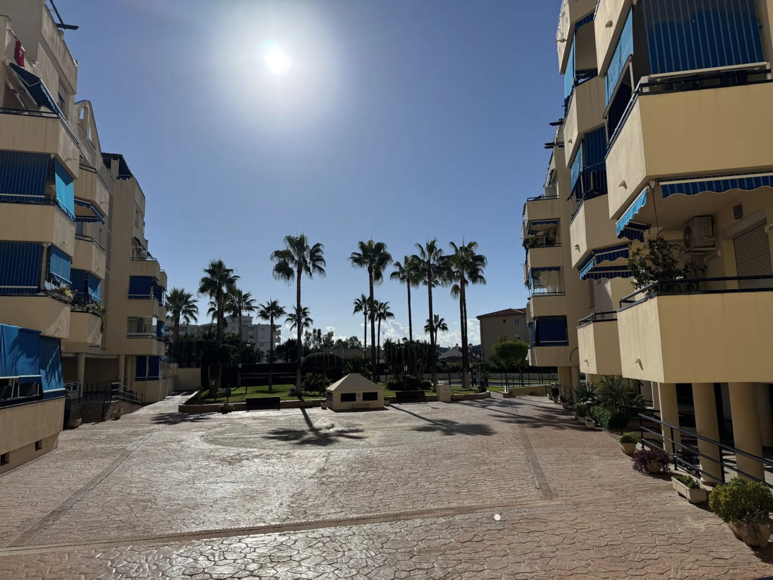 Charming 3-Bedroom Apartment with Large Terrace in Complex with Pool - Fuengirola !!