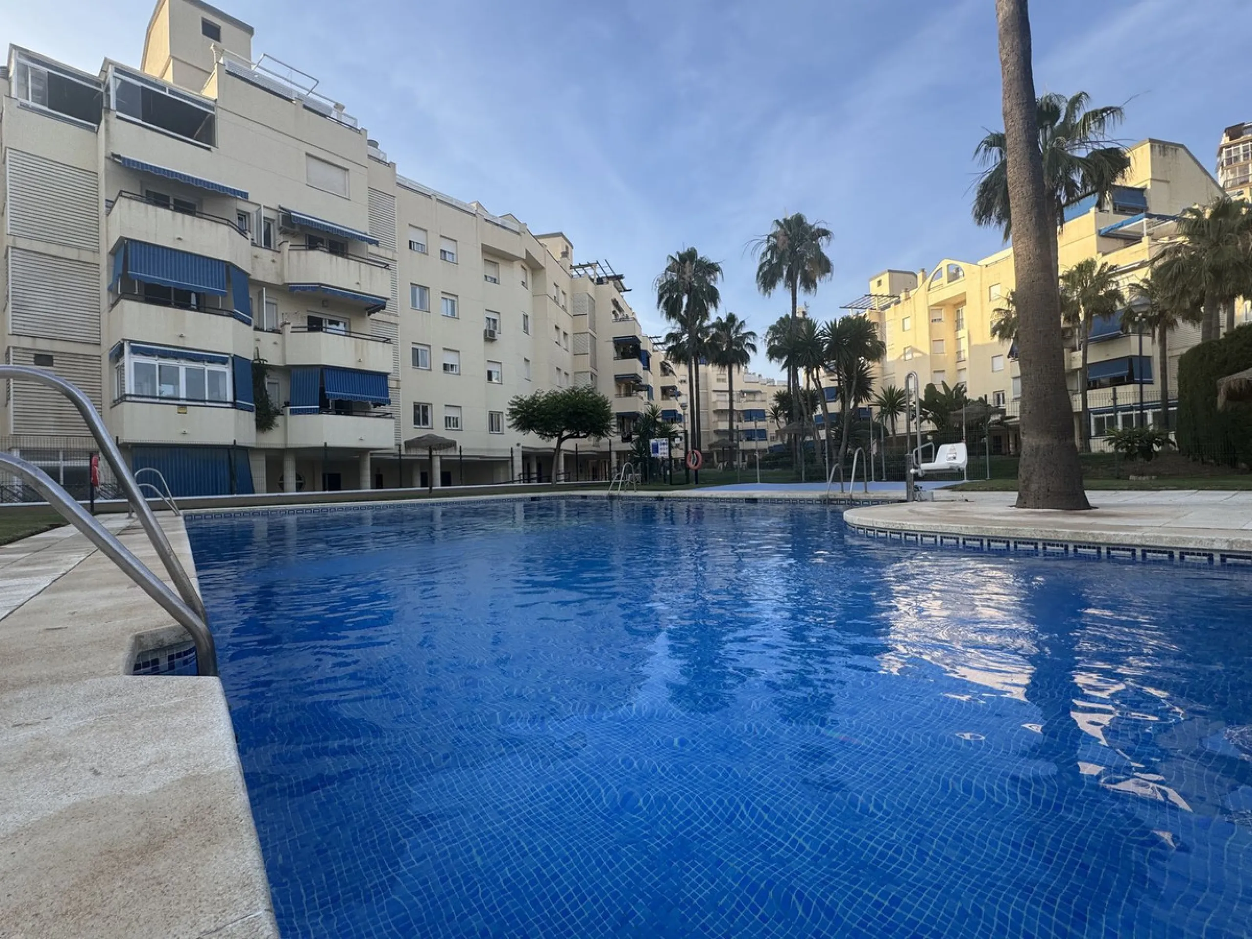 Charming 3-Bedroom Apartment with Large Terrace in Complex with Pool - Fuengirola !!