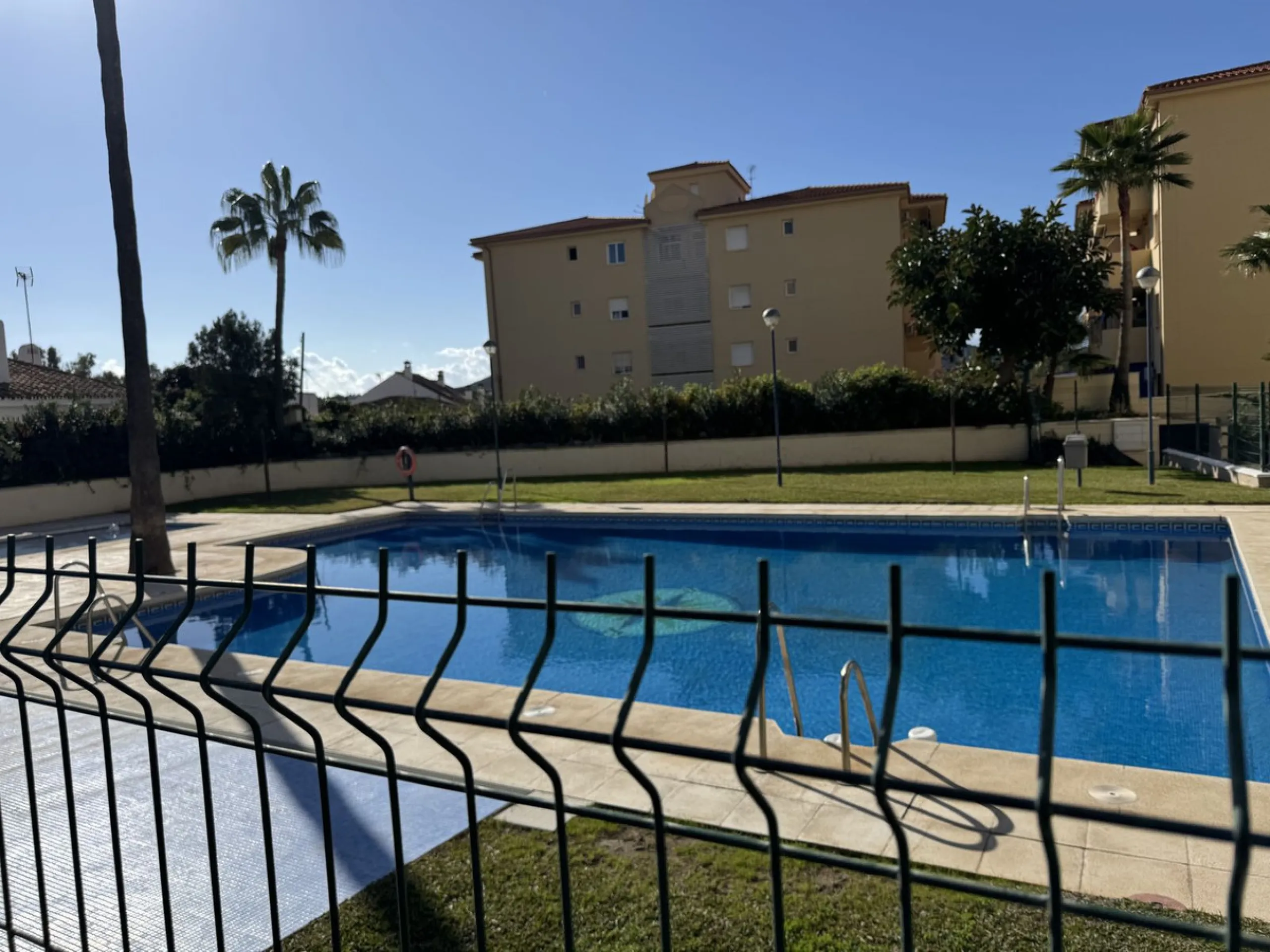 Charming 3-Bedroom Apartment with Large Terrace in Complex with Pool - Fuengirola !!