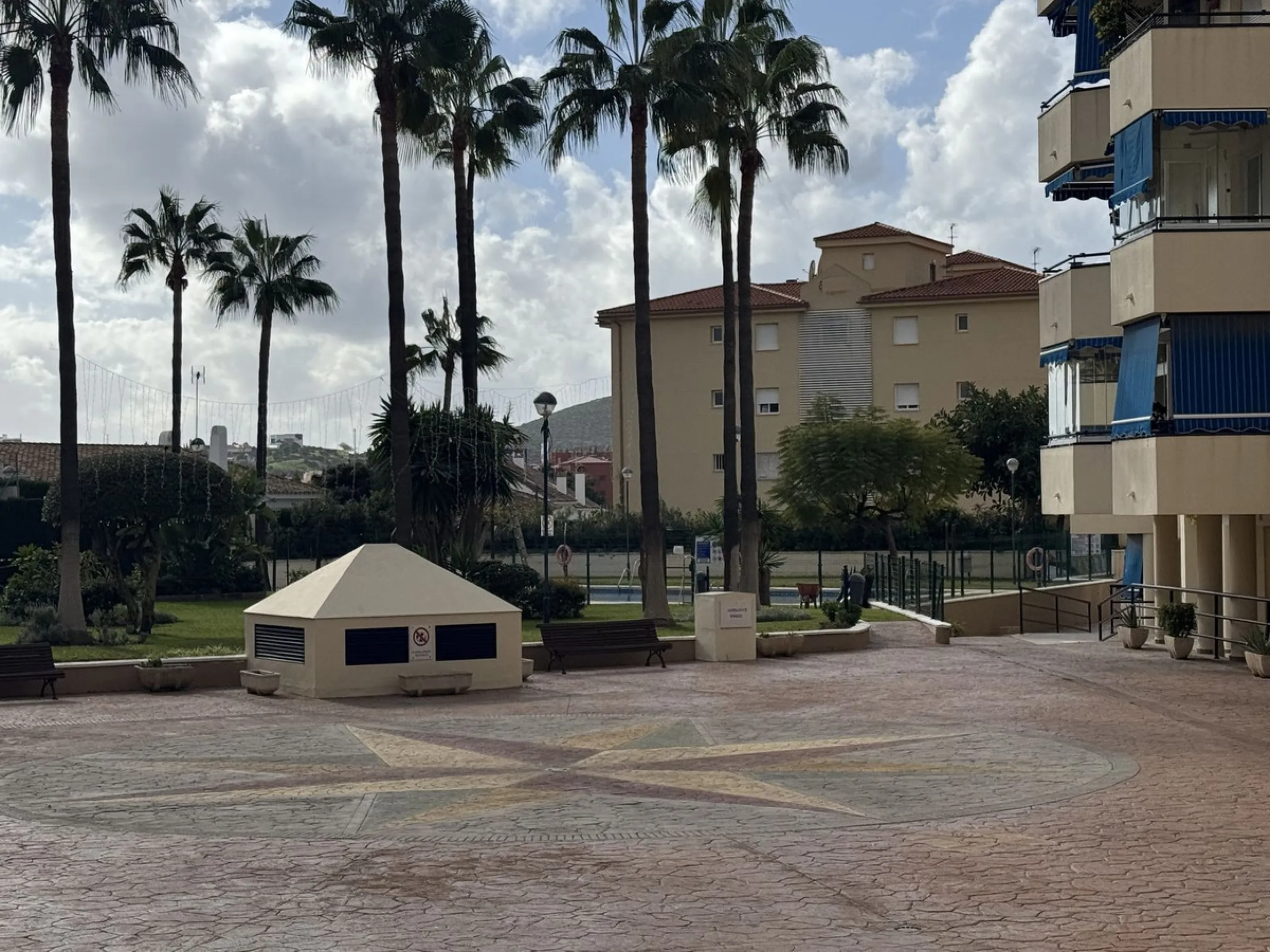 Charming 3-Bedroom Apartment with Large Terrace in Complex with Pool - Fuengirola !!