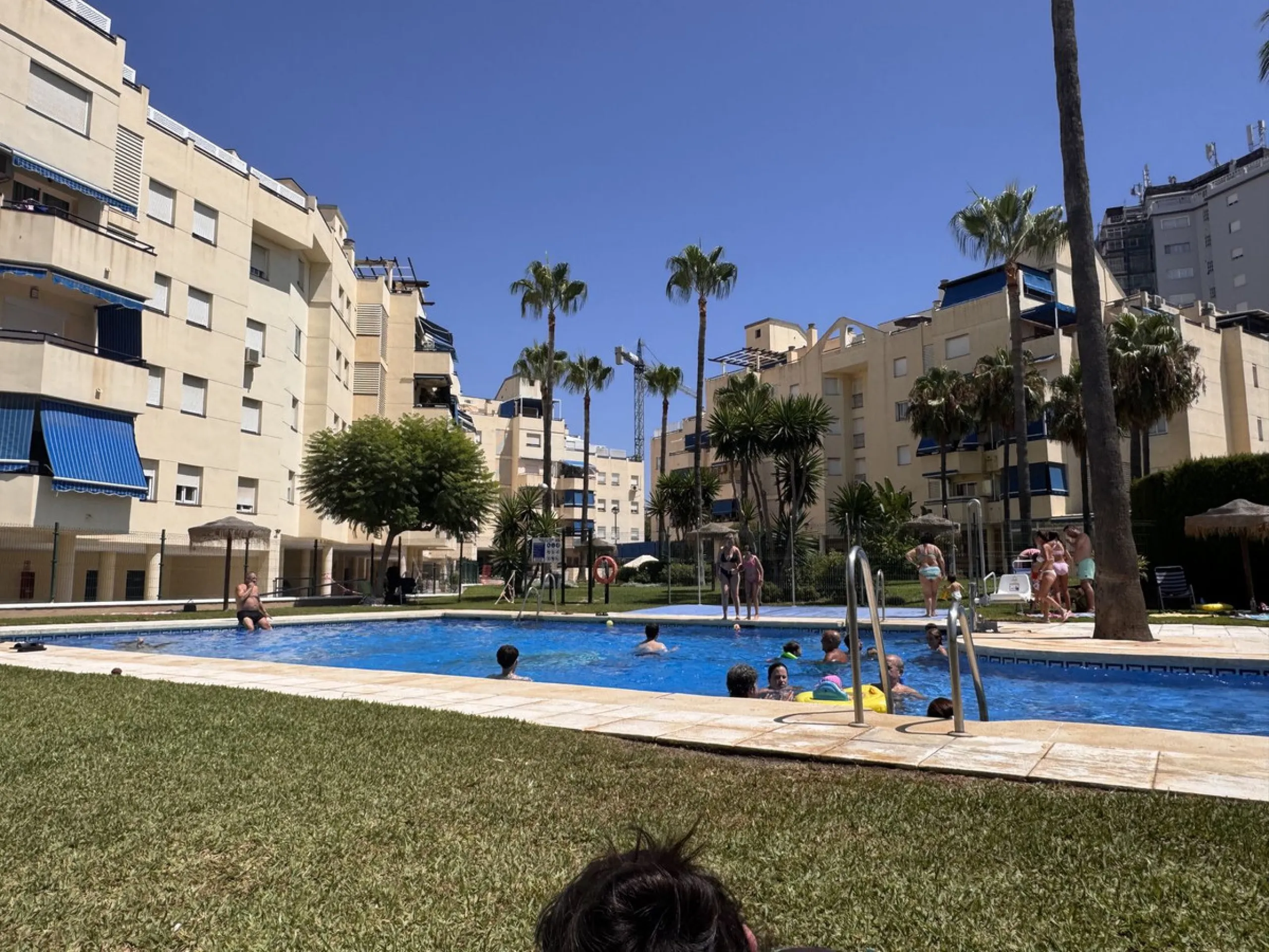 Charming 3-Bedroom Apartment with Large Terrace in Complex with Pool - Fuengirola !!