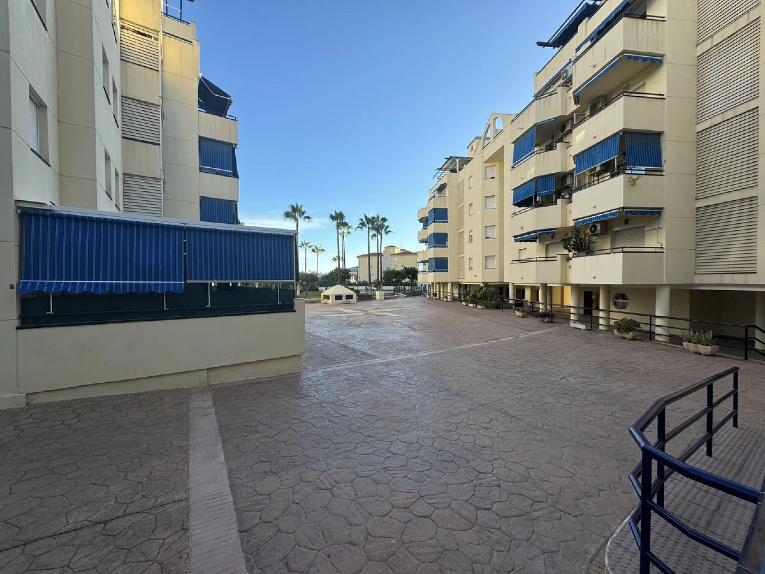 Charming 3-Bedroom Apartment with Large Terrace in Complex with Pool - Fuengirola !!