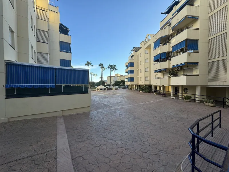 Charming 3-Bedroom Apartment with Large Terrace in Complex with Pool - Fuengirola !!