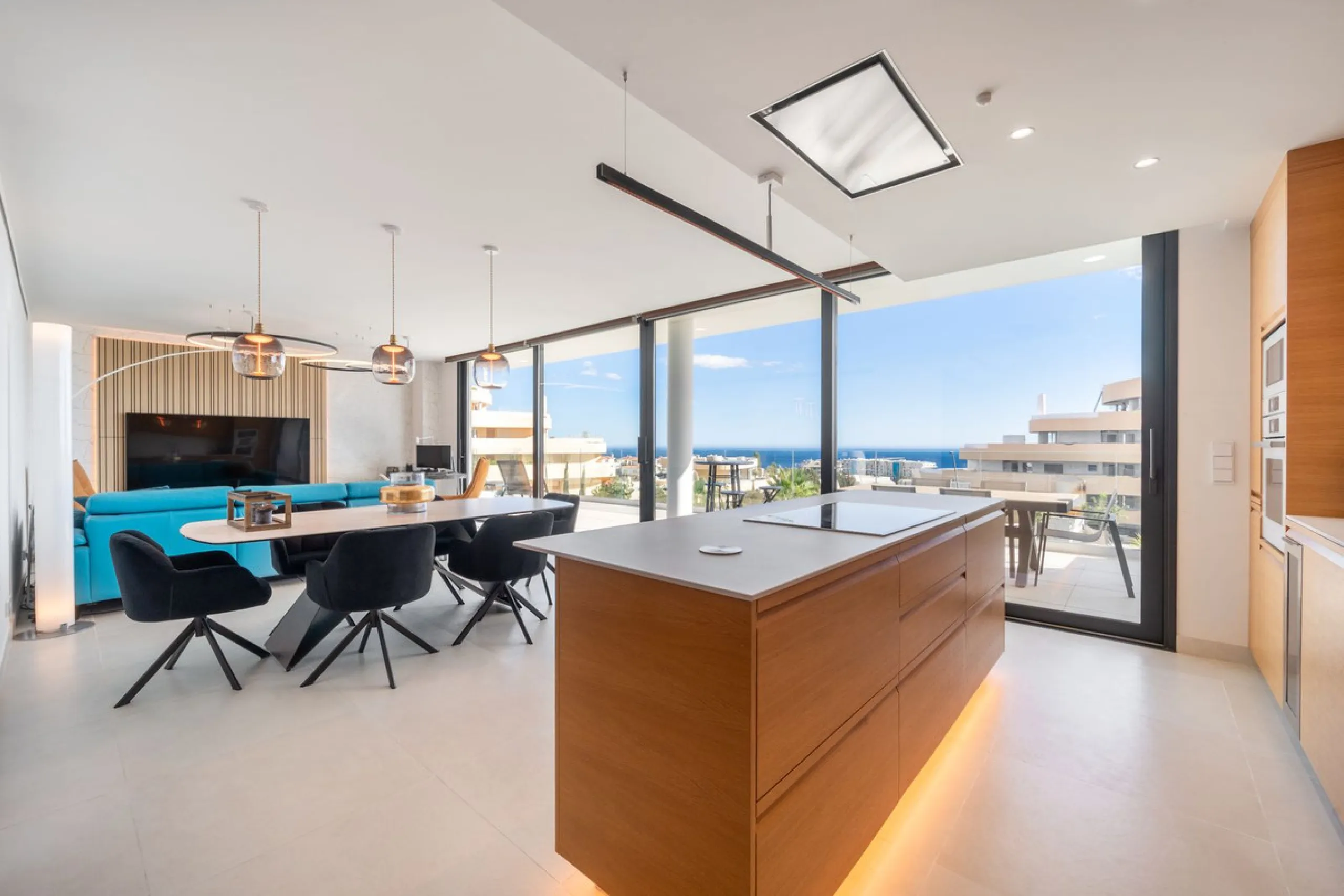 Luxury south facing apartment, in the exclusive urbanization of Higuerón West, with 3 bedrooms, 3 bathrooms of which 2 are ensuite, spacious living-dining room, open plan kitchen with large island, oversized cooktop, and high-end smart appliances, includi