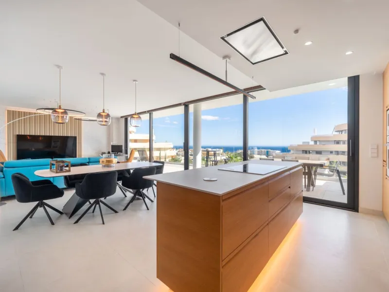 Luxury south facing apartment, in the exclusive urbanization of Higuerón West, with 3 bedrooms, 3 bathrooms of which 2 are ensuite, spacious living-dining room, open plan kitchen with large island, oversized cooktop, and high-end smart appliances, includi