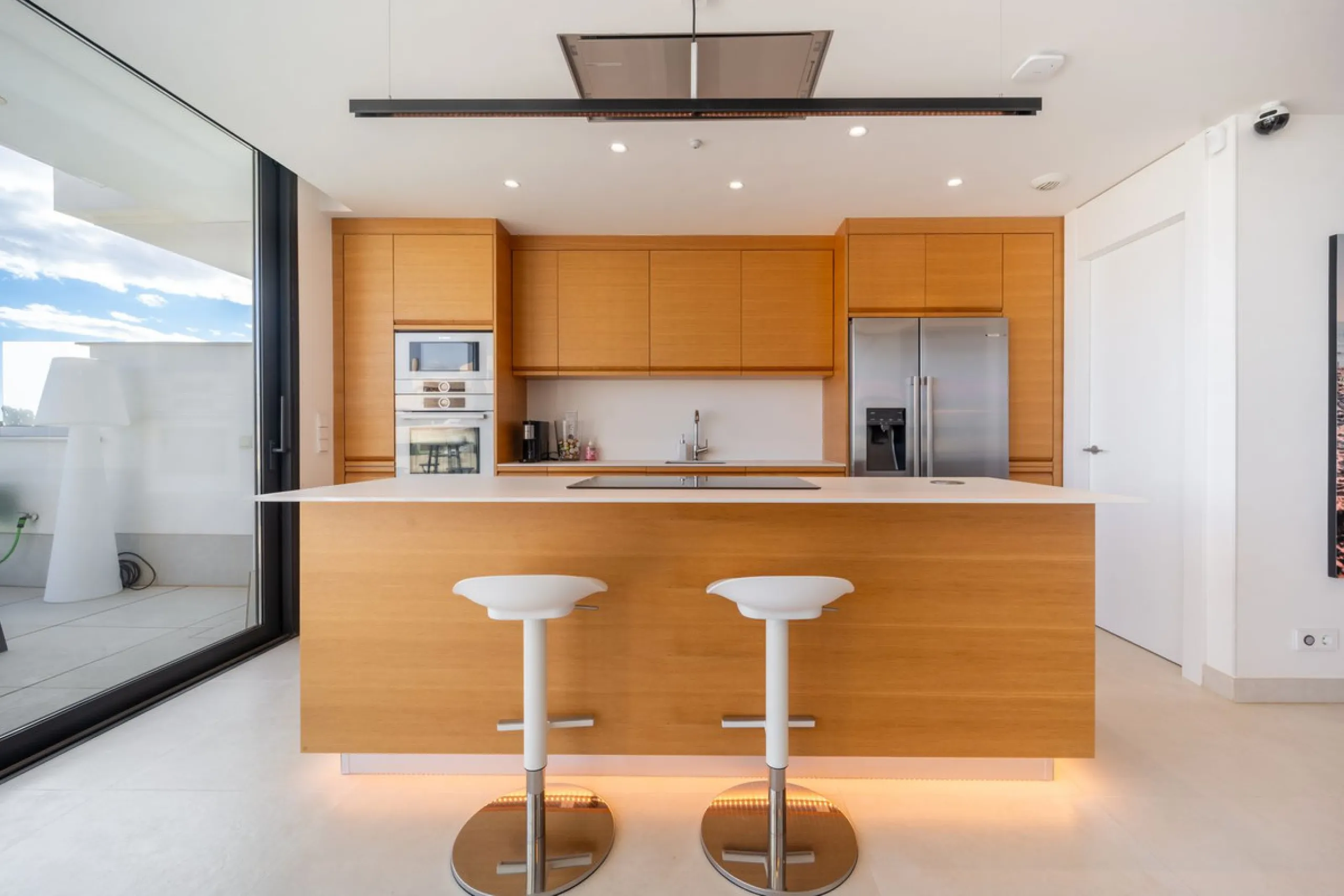 Luxury south facing apartment, in the exclusive urbanization of Higuerón West, with 3 bedrooms, 3 bathrooms of which 2 are ensuite, spacious living-dining room, open plan kitchen with large island, oversized cooktop, and high-end smart appliances, includi