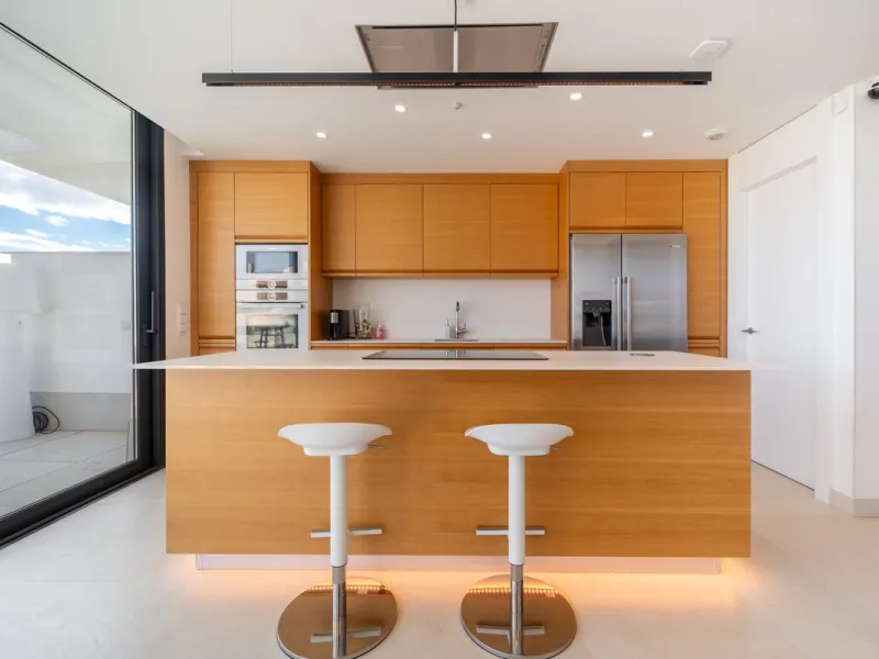 Luxury south facing apartment, in the exclusive urbanization of Higuerón West, with 3 bedrooms, 3 bathrooms of which 2 are ensuite, spacious living-dining room, open plan kitchen with large island, oversized cooktop, and high-end smart appliances, includi