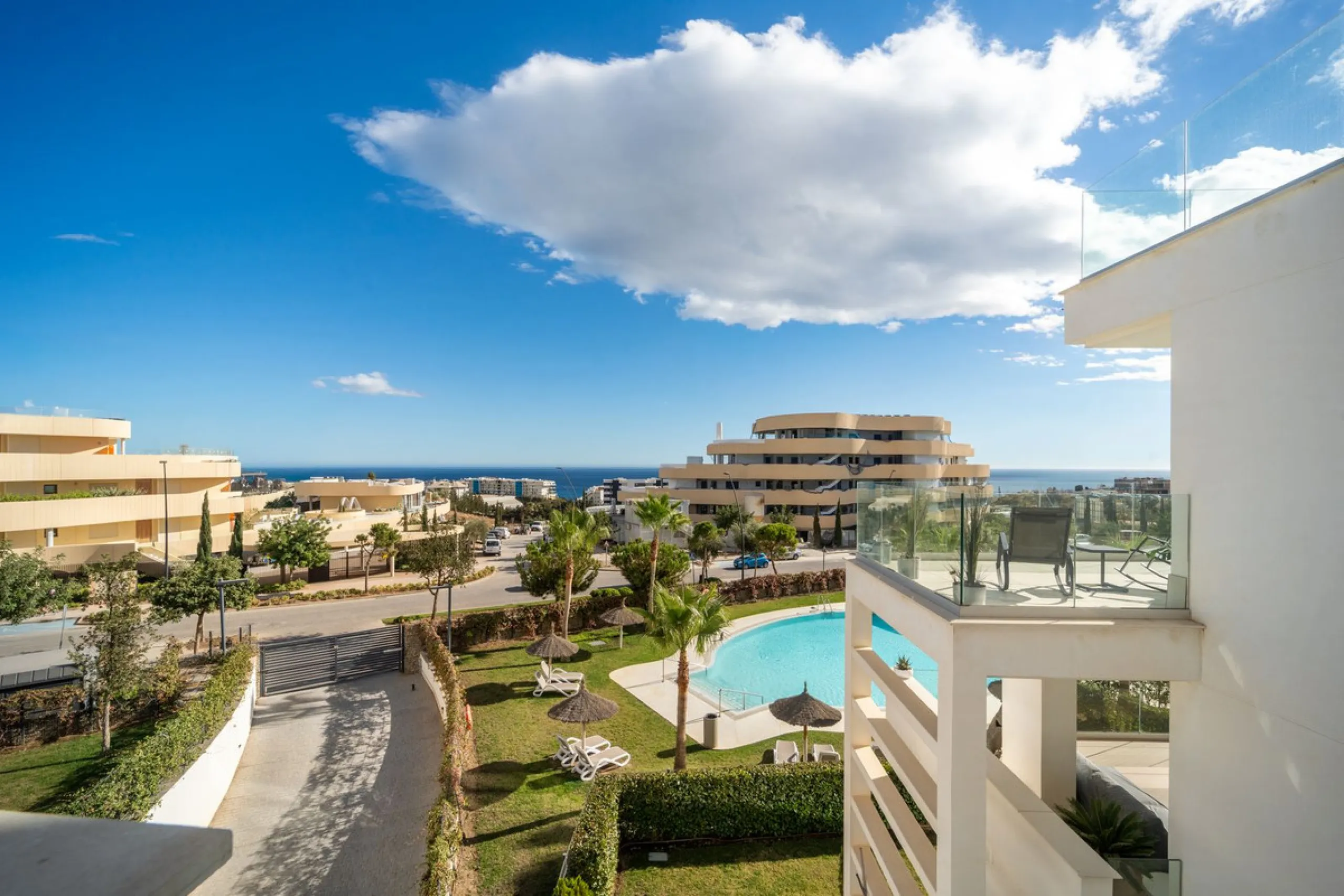 Luxury south facing apartment, in the exclusive urbanization of Higuerón West, with 3 bedrooms, 3 bathrooms of which 2 are ensuite, spacious living-dining room, open plan kitchen with large island, oversized cooktop, and high-end smart appliances, includi
