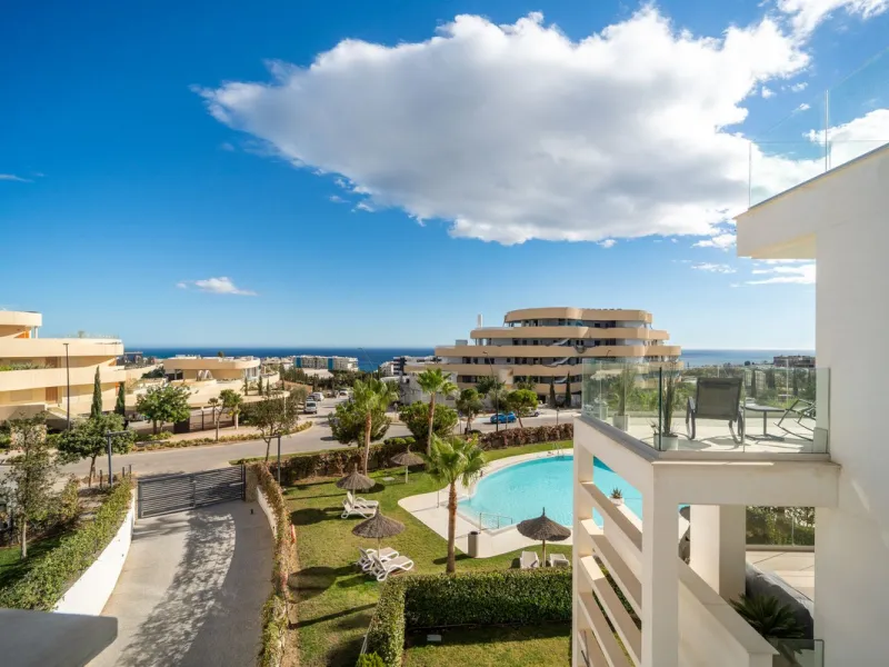 Luxury south facing apartment, in the exclusive urbanization of Higuerón West, with 3 bedrooms, 3 bathrooms of which 2 are ensuite, spacious living-dining room, open plan kitchen with large island, oversized cooktop, and high-end smart appliances, includi