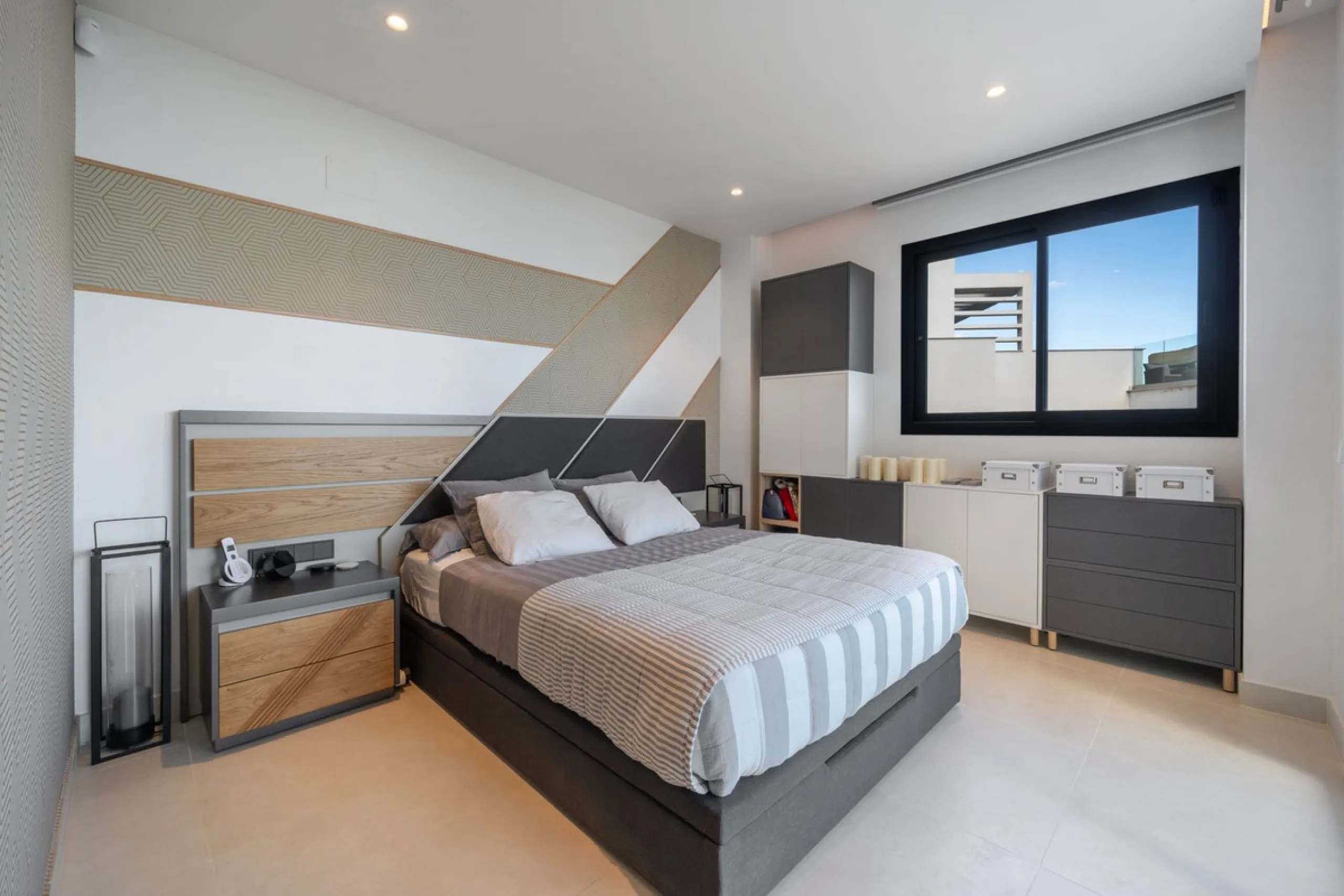 Luxury south facing apartment, in the exclusive urbanization of Higuerón West, with 3 bedrooms, 3 bathrooms of which 2 are ensuite, spacious living-dining room, open plan kitchen with large island, oversized cooktop, and high-end smart appliances, includi