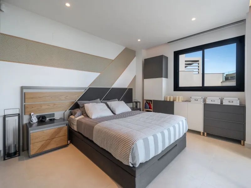 Luxury south facing apartment, in the exclusive urbanization of Higuerón West, with 3 bedrooms, 3 bathrooms of which 2 are ensuite, spacious living-dining room, open plan kitchen with large island, oversized cooktop, and high-end smart appliances, includi