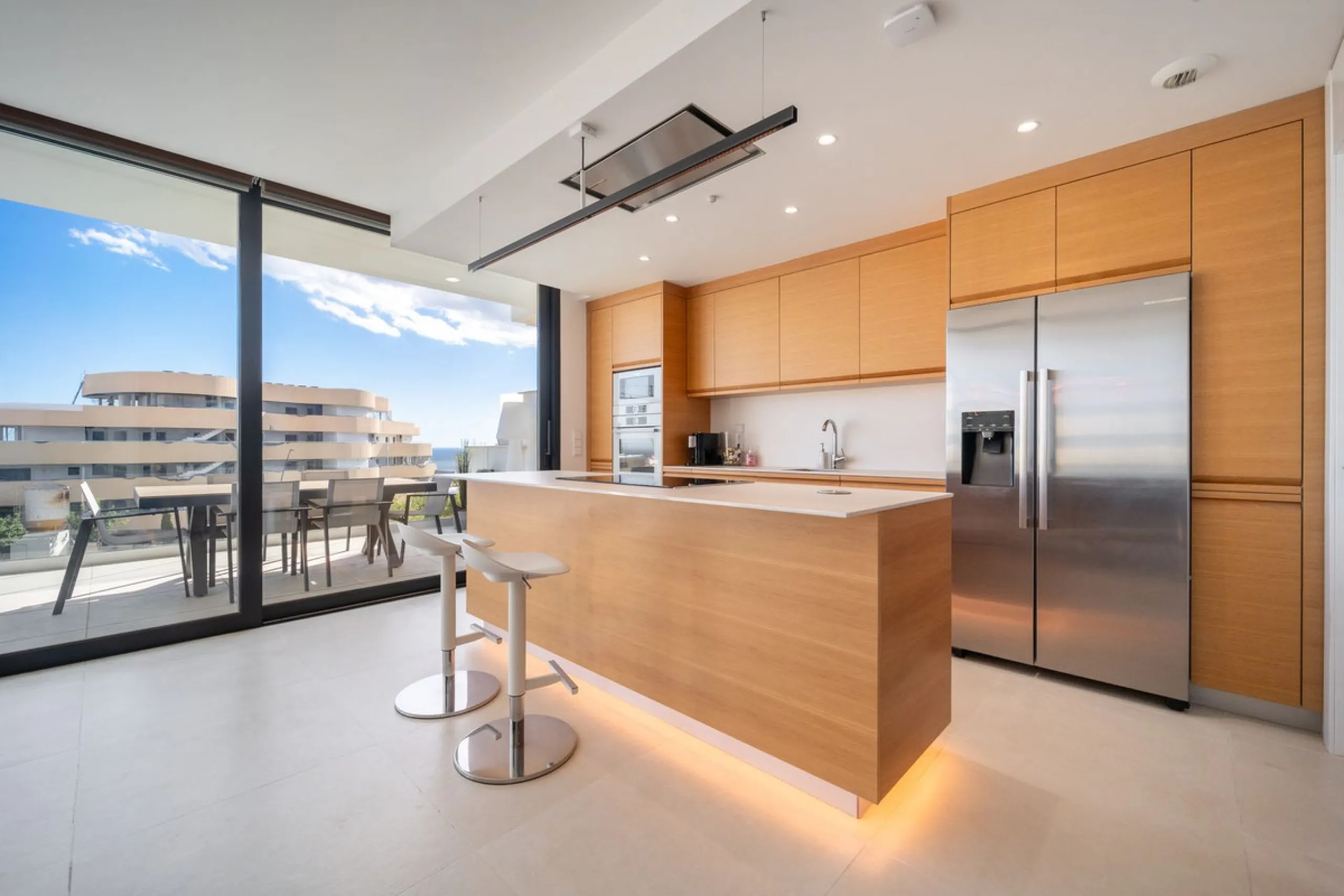 Luxury south facing apartment, in the exclusive urbanization of Higuerón West, with 3 bedrooms, 3 bathrooms of which 2 are ensuite, spacious living-dining room, open plan kitchen with large island, oversized cooktop, and high-end smart appliances, includi
