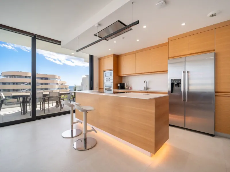 Luxury south facing apartment, in the exclusive urbanization of Higuerón West, with 3 bedrooms, 3 bathrooms of which 2 are ensuite, spacious living-dining room, open plan kitchen with large island, oversized cooktop, and high-end smart appliances, includi