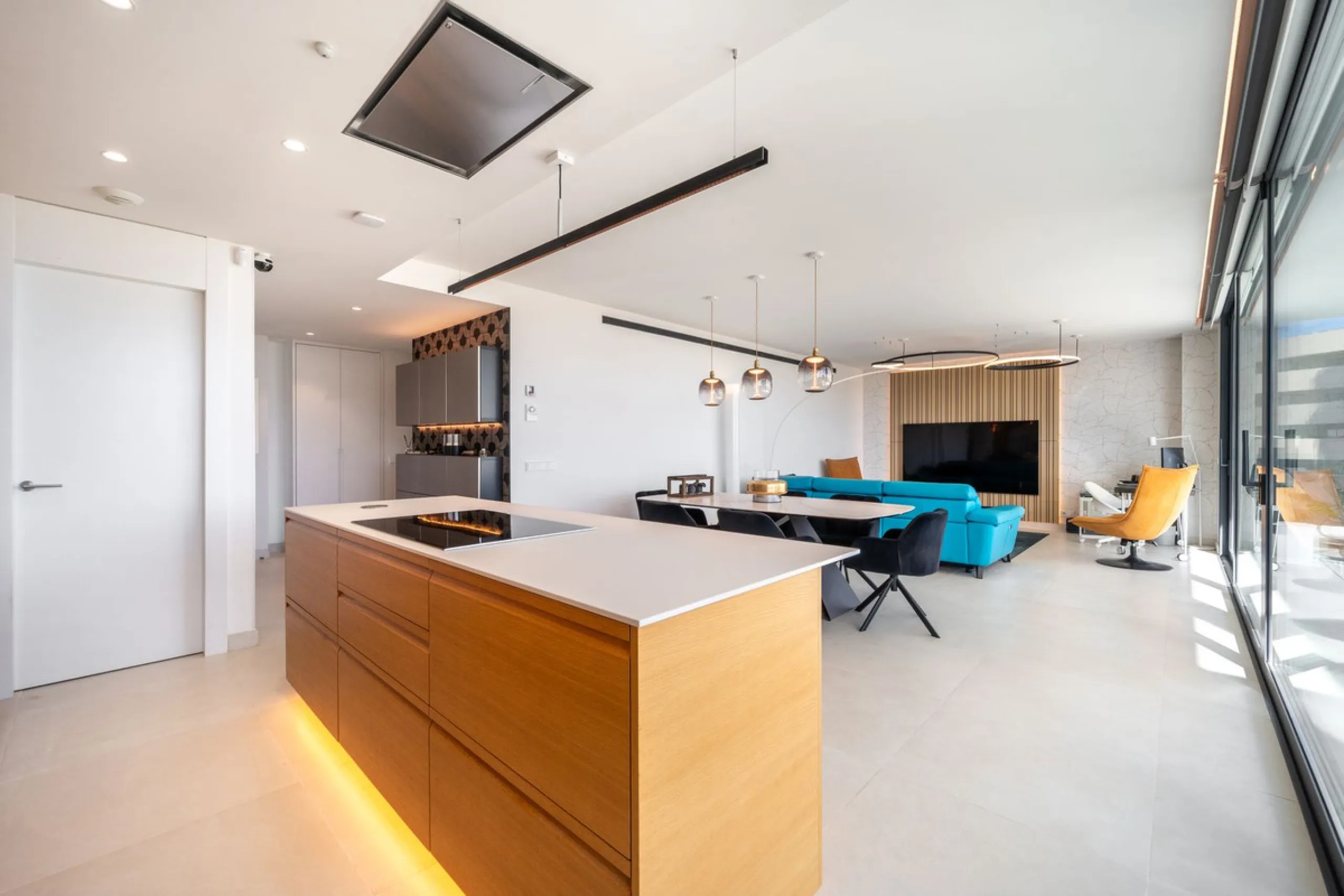 Luxury south facing apartment, in the exclusive urbanization of Higuerón West, with 3 bedrooms, 3 bathrooms of which 2 are ensuite, spacious living-dining room, open plan kitchen with large island, oversized cooktop, and high-end smart appliances, includi