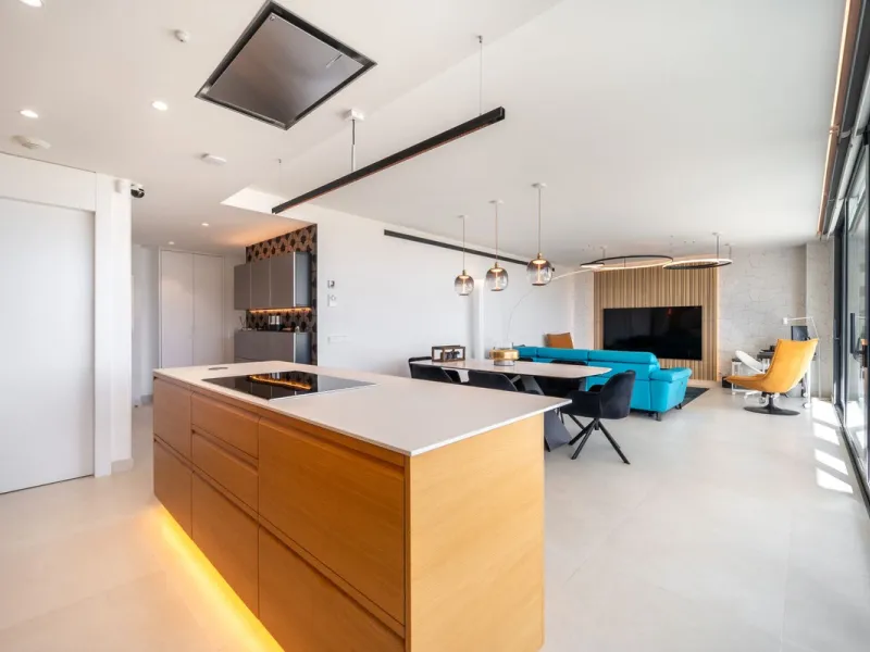 Luxury south facing apartment, in the exclusive urbanization of Higuerón West, with 3 bedrooms, 3 bathrooms of which 2 are ensuite, spacious living-dining room, open plan kitchen with large island, oversized cooktop, and high-end smart appliances, includi