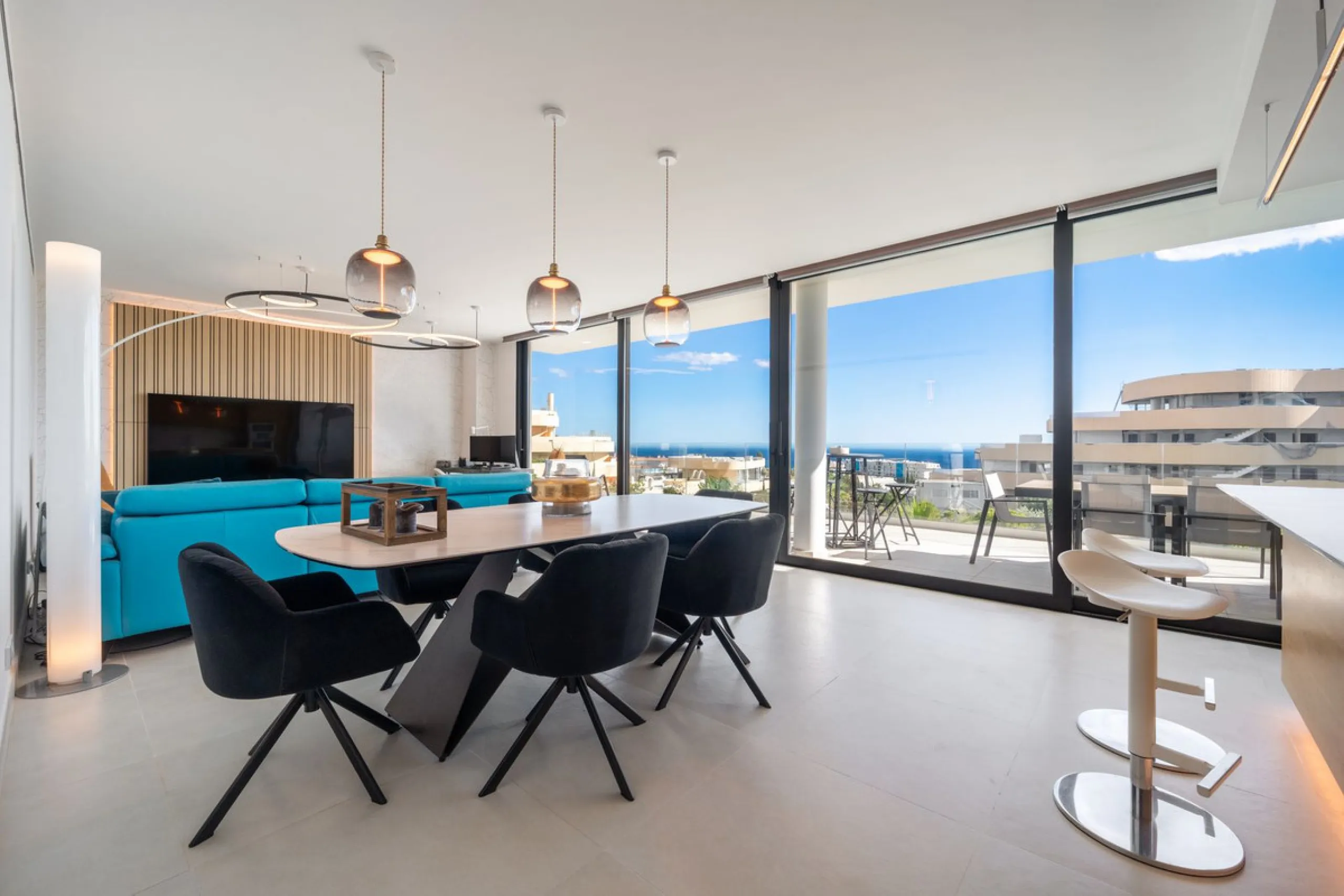 Luxury south facing apartment, in the exclusive urbanization of Higuerón West, with 3 bedrooms, 3 bathrooms of which 2 are ensuite, spacious living-dining room, open plan kitchen with large island, oversized cooktop, and high-end smart appliances, includi