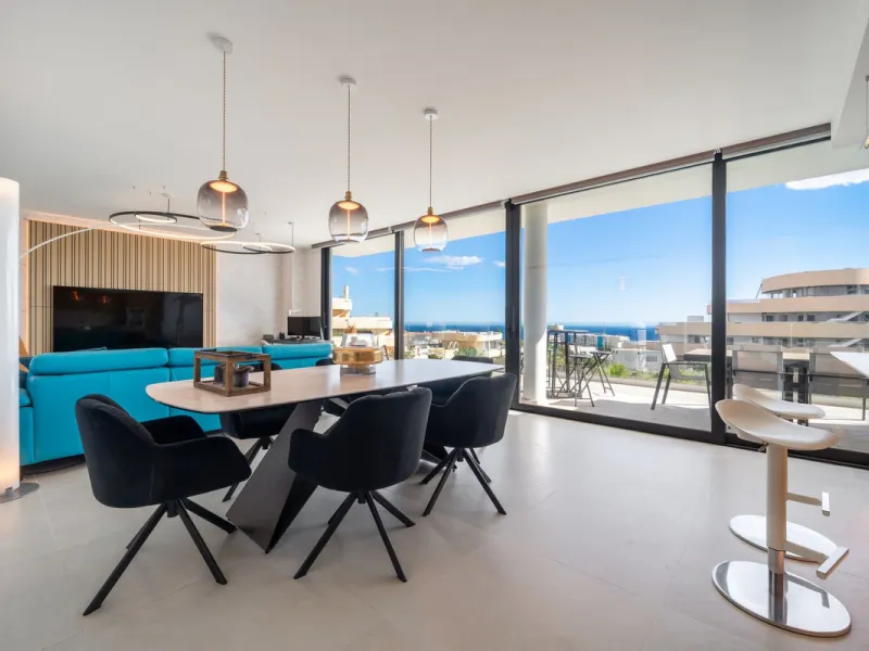 Luxury south facing apartment, in the exclusive urbanization of Higuerón West, with 3 bedrooms, 3 bathrooms of which 2 are ensuite, spacious living-dining room, open plan kitchen with large island, oversized cooktop, and high-end smart appliances, includi