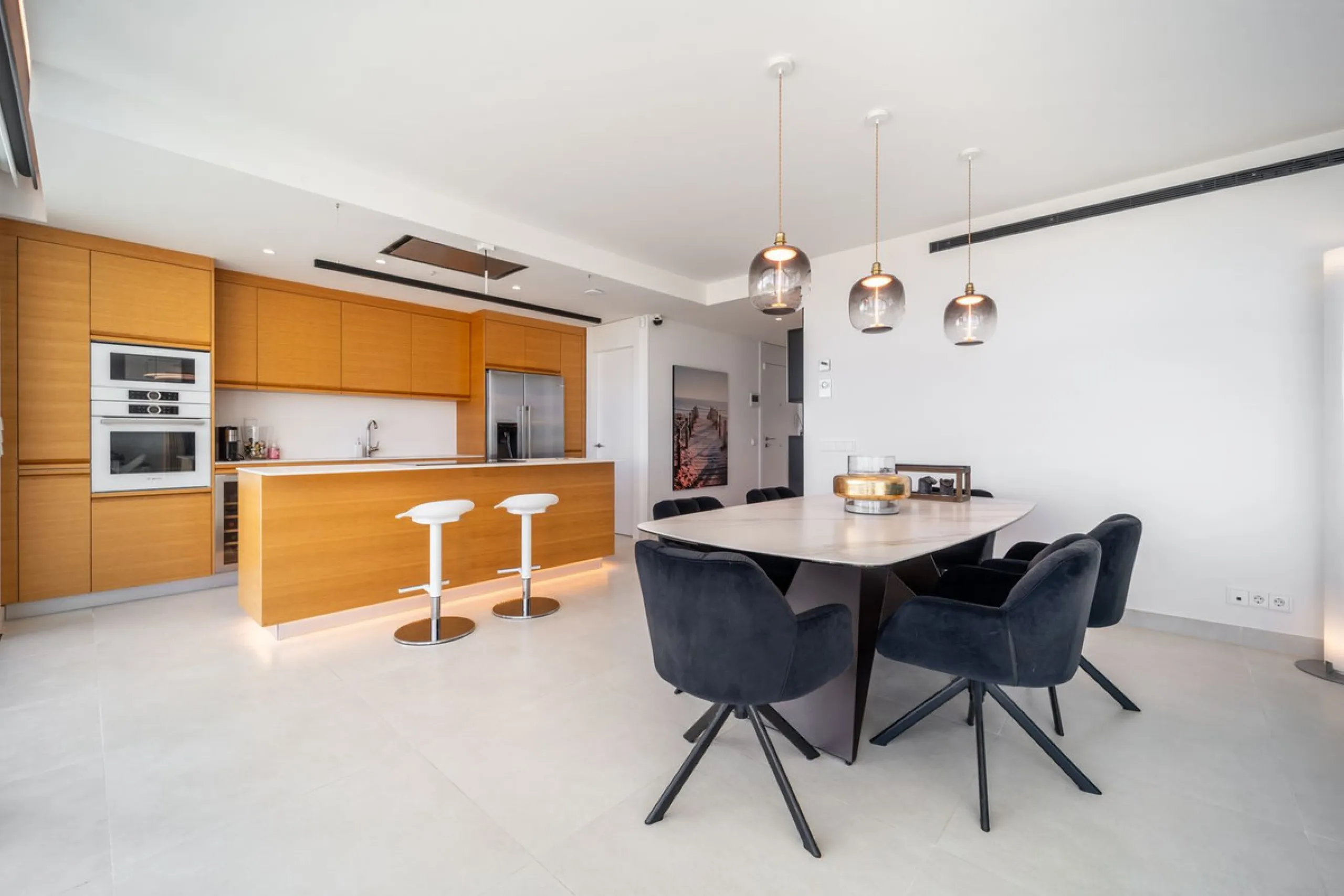 Luxury south facing apartment, in the exclusive urbanization of Higuerón West, with 3 bedrooms, 3 bathrooms of which 2 are ensuite, spacious living-dining room, open plan kitchen with large island, oversized cooktop, and high-end smart appliances, includi