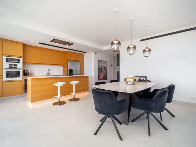 Luxury south facing apartment, in the exclusive urbanization of Higuerón West, with 3 bedrooms, 3 bathrooms of which 2 are ensuite, spacious living-dining room, open plan kitchen with large island, oversized cooktop, and high-end smart appliances, includi