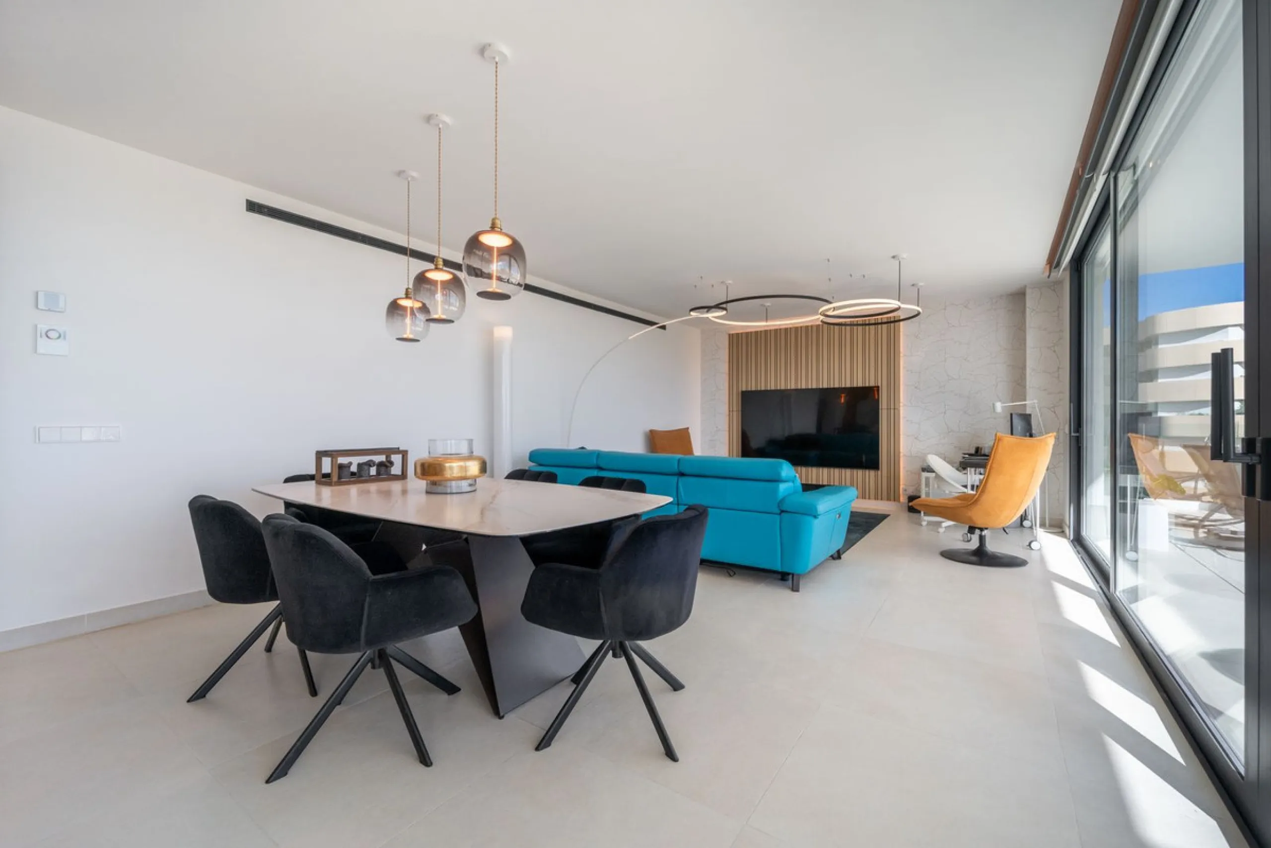 Luxury south facing apartment, in the exclusive urbanization of Higuerón West, with 3 bedrooms, 3 bathrooms of which 2 are ensuite, spacious living-dining room, open plan kitchen with large island, oversized cooktop, and high-end smart appliances, includi