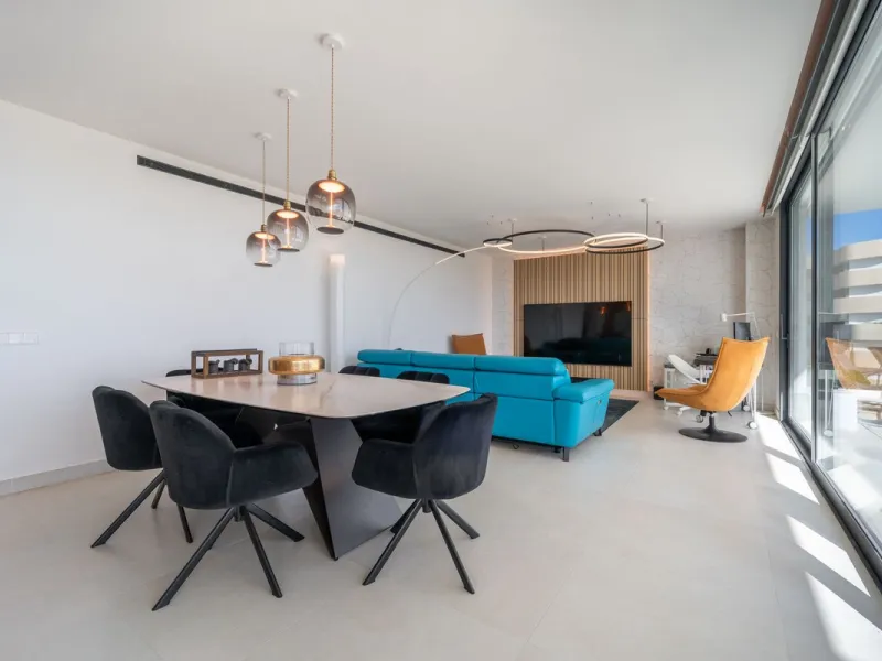 Luxury south facing apartment, in the exclusive urbanization of Higuerón West, with 3 bedrooms, 3 bathrooms of which 2 are ensuite, spacious living-dining room, open plan kitchen with large island, oversized cooktop, and high-end smart appliances, includi