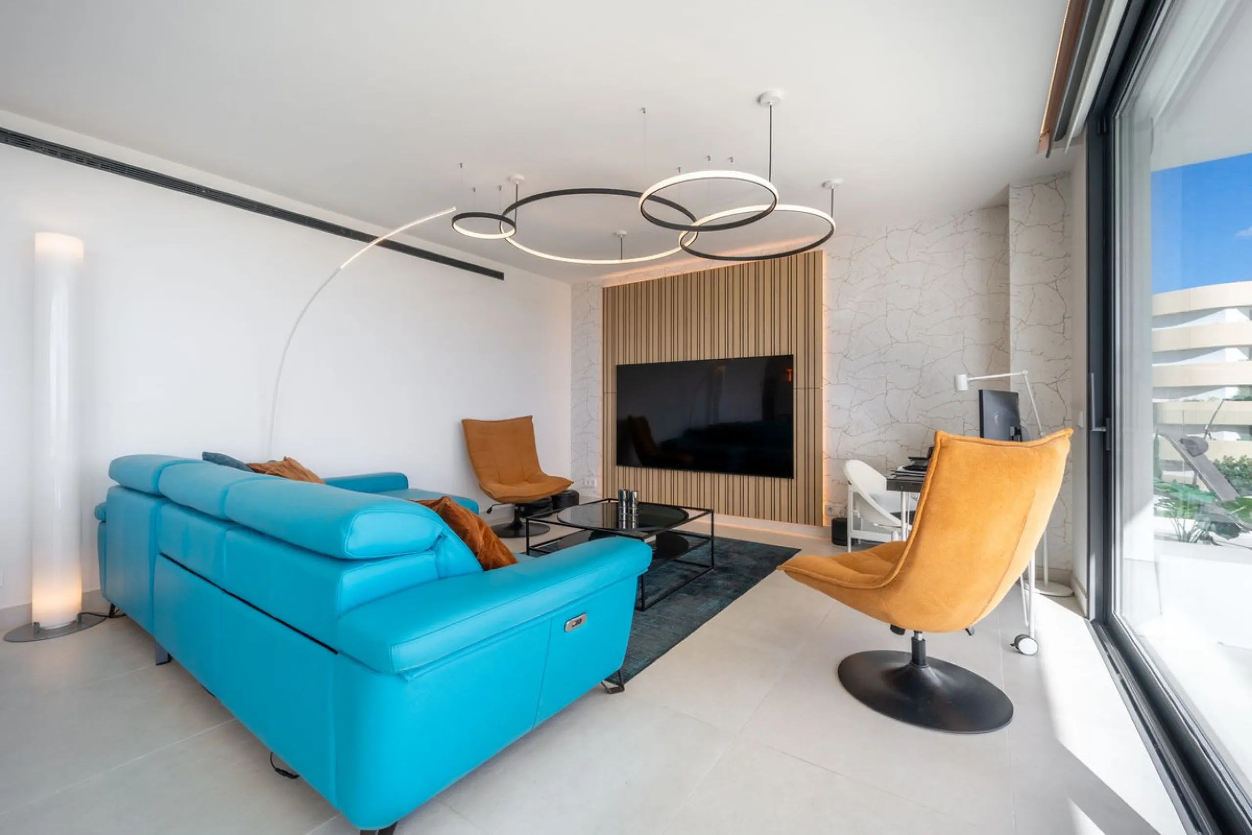 Luxury south facing apartment, in the exclusive urbanization of Higuerón West, with 3 bedrooms, 3 bathrooms of which 2 are ensuite, spacious living-dining room, open plan kitchen with large island, oversized cooktop, and high-end smart appliances, includi