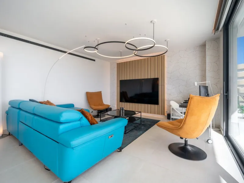 Luxury south facing apartment, in the exclusive urbanization of Higuerón West, with 3 bedrooms, 3 bathrooms of which 2 are ensuite, spacious living-dining room, open plan kitchen with large island, oversized cooktop, and high-end smart appliances, includi
