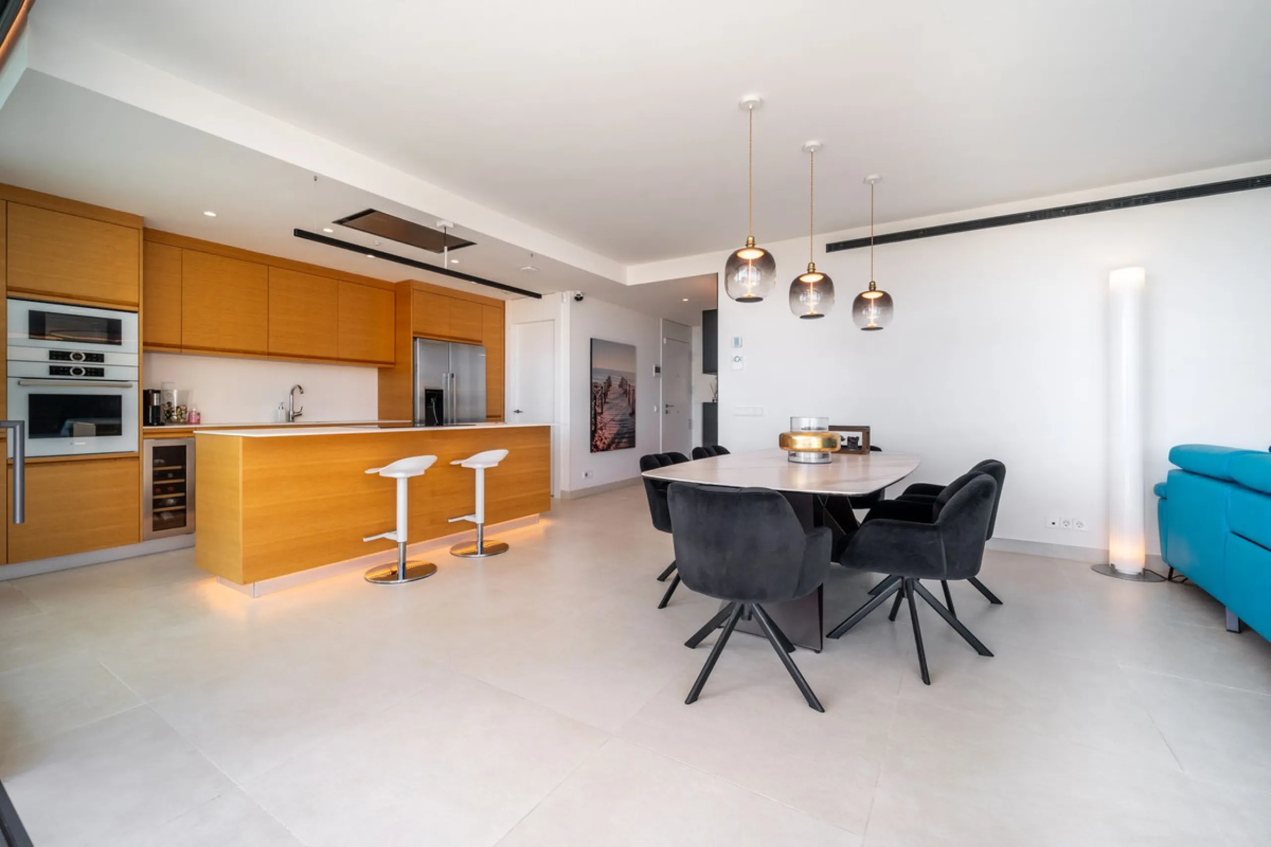 Luxury south facing apartment, in the exclusive urbanization of Higuerón West, with 3 bedrooms, 3 bathrooms of which 2 are ensuite, spacious living-dining room, open plan kitchen with large island, oversized cooktop, and high-end smart appliances, includi