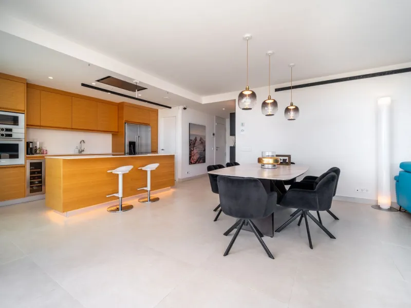 Luxury south facing apartment, in the exclusive urbanization of Higuerón West, with 3 bedrooms, 3 bathrooms of which 2 are ensuite, spacious living-dining room, open plan kitchen with large island, oversized cooktop, and high-end smart appliances, includi