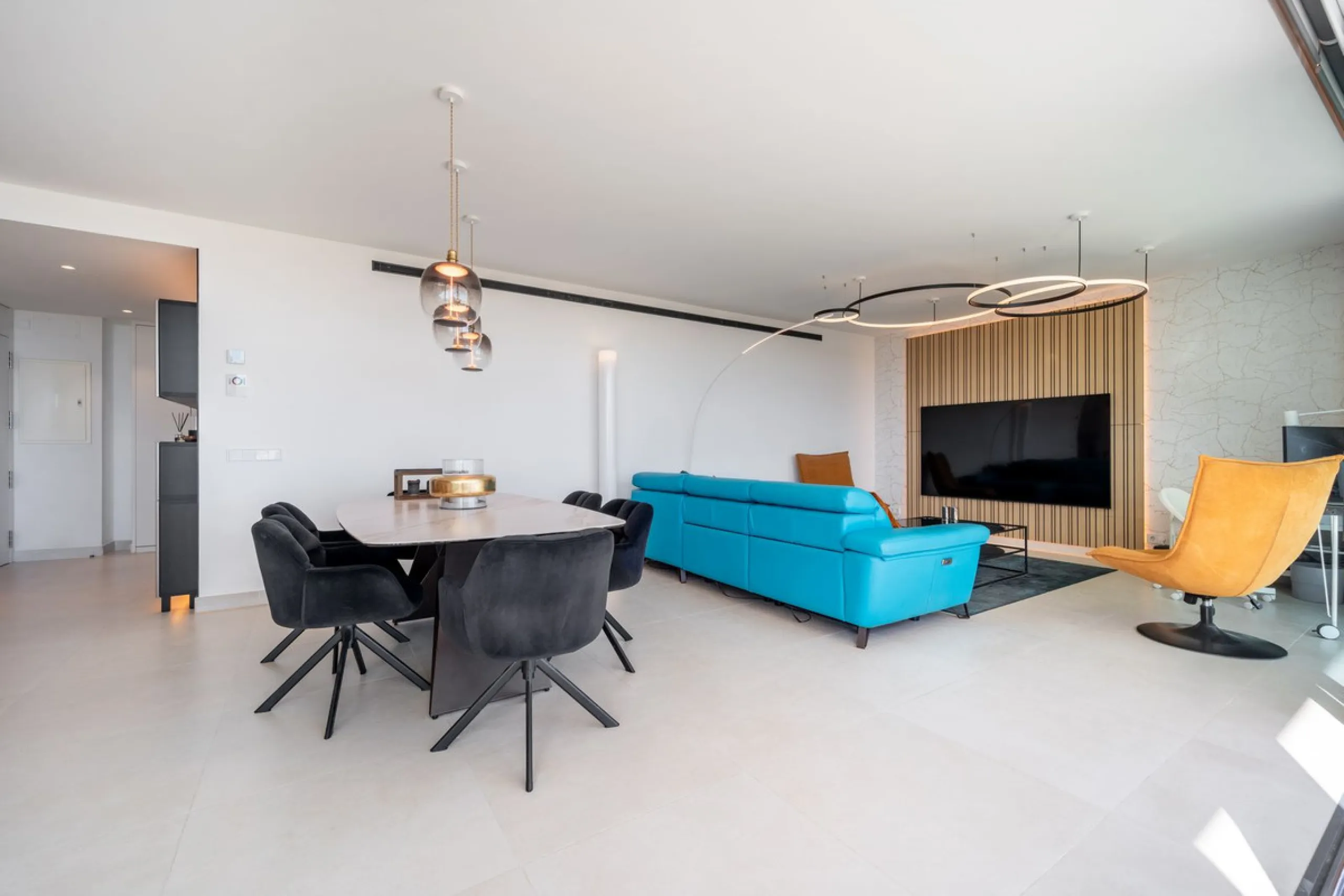 Luxury south facing apartment, in the exclusive urbanization of Higuerón West, with 3 bedrooms, 3 bathrooms of which 2 are ensuite, spacious living-dining room, open plan kitchen with large island, oversized cooktop, and high-end smart appliances, includi
