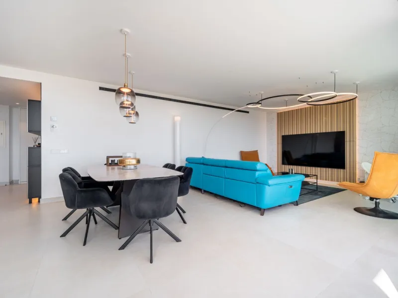 Luxury south facing apartment, in the exclusive urbanization of Higuerón West, with 3 bedrooms, 3 bathrooms of which 2 are ensuite, spacious living-dining room, open plan kitchen with large island, oversized cooktop, and high-end smart appliances, includi