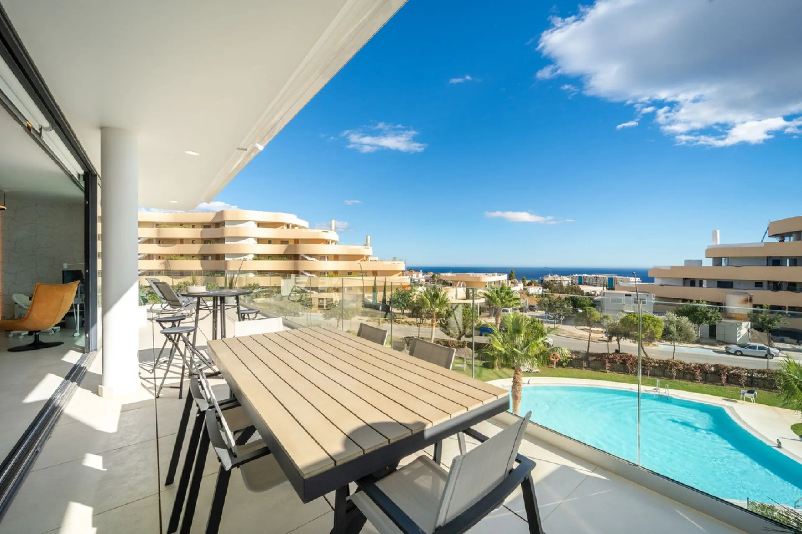 Luxury south facing apartment, in the exclusive urbanization of Higuerón West, with 3 bedrooms, 3 bathrooms of which 2 are ensuite, spacious living-dining room, open plan kitchen with large island, oversized cooktop, and high-end smart appliances, includi