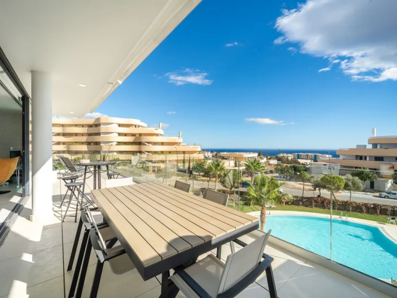 Luxury south facing apartment, in the exclusive urbanization of Higuerón West, with 3 bedrooms, 3 bathrooms of which 2 are ensuite, spacious living-dining room, open plan kitchen with large island, oversized cooktop, and high-end smart appliances, includi