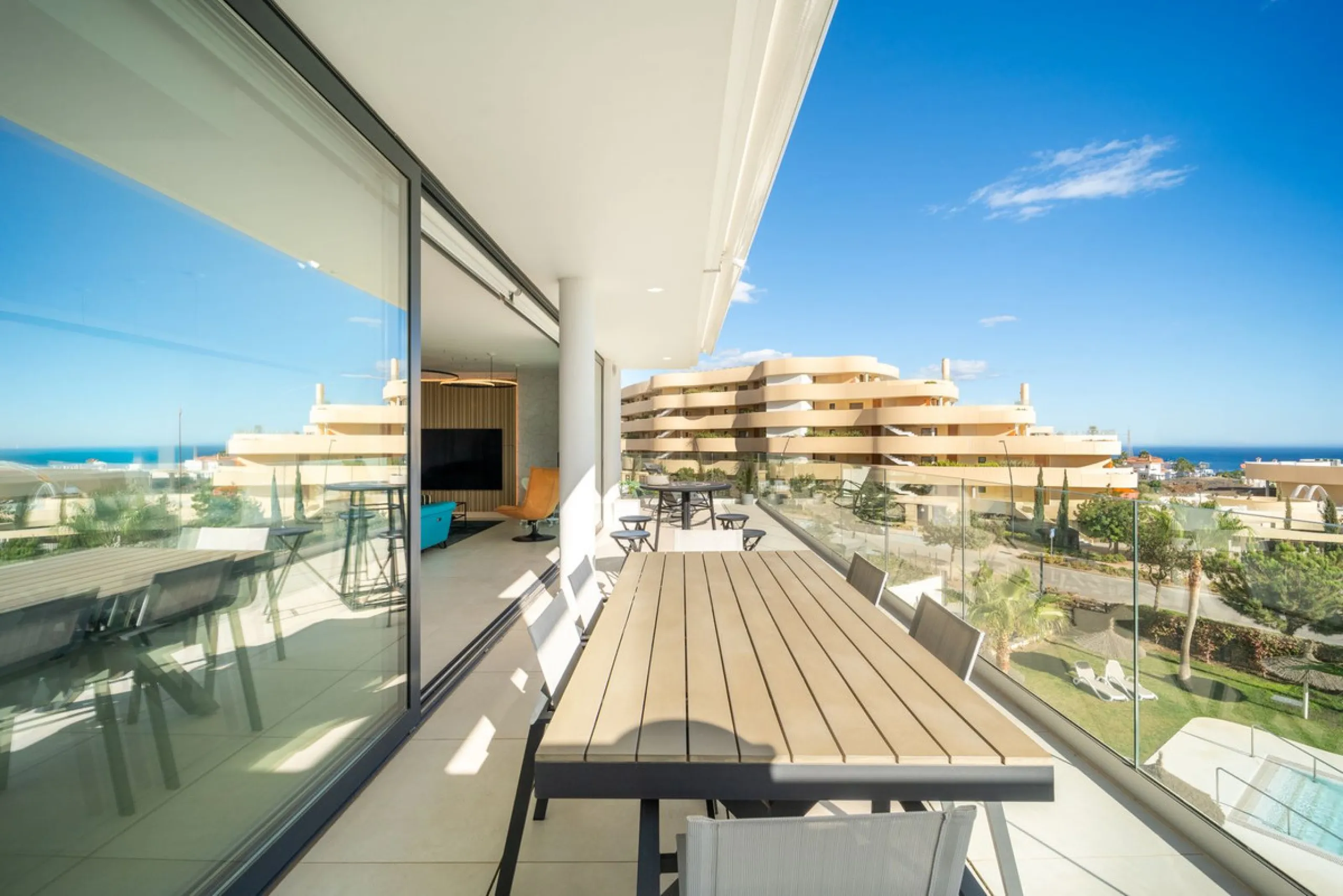 Luxury south facing apartment, in the exclusive urbanization of Higuerón West, with 3 bedrooms, 3 bathrooms of which 2 are ensuite, spacious living-dining room, open plan kitchen with large island, oversized cooktop, and high-end smart appliances, includi