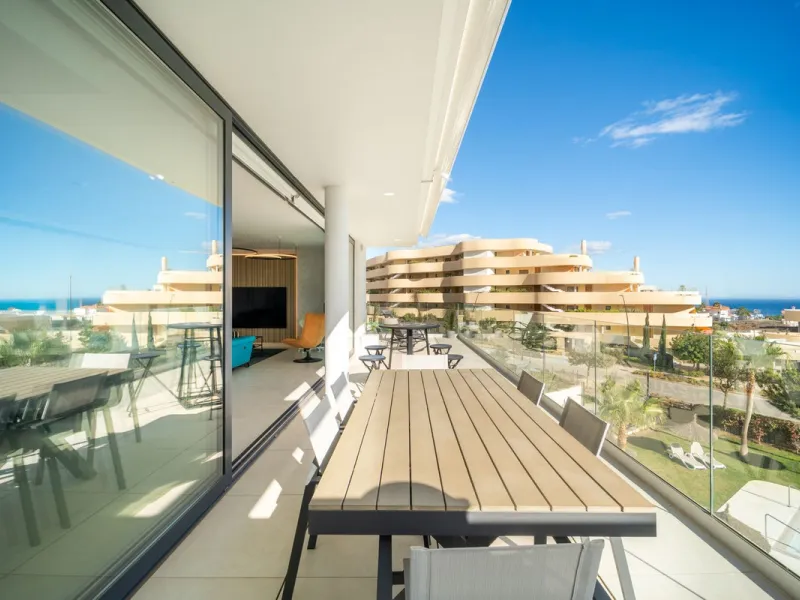Luxury south facing apartment, in the exclusive urbanization of Higuerón West, with 3 bedrooms, 3 bathrooms of which 2 are ensuite, spacious living-dining room, open plan kitchen with large island, oversized cooktop, and high-end smart appliances, includi
