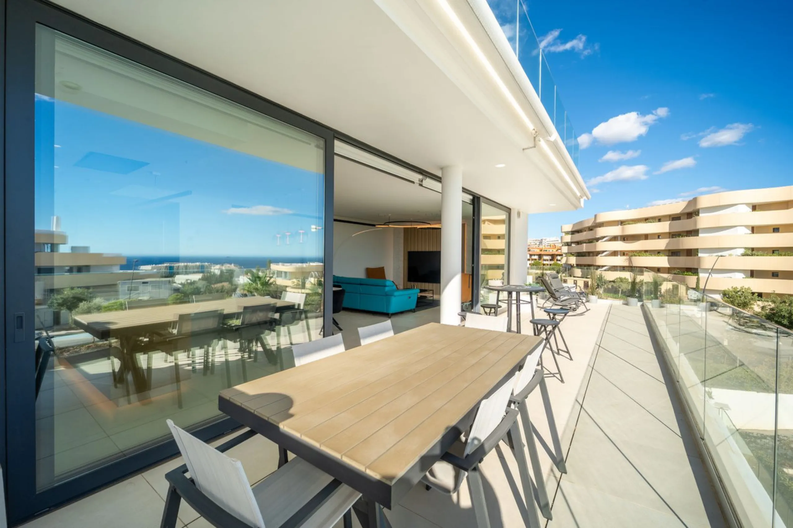 Luxury south facing apartment, in the exclusive urbanization of Higuerón West, with 3 bedrooms, 3 bathrooms of which 2 are ensuite, spacious living-dining room, open plan kitchen with large island, oversized cooktop, and high-end smart appliances, includi