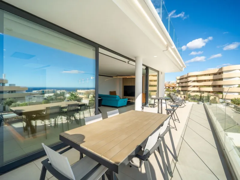 Luxury south facing apartment, in the exclusive urbanization of Higuerón West, with 3 bedrooms, 3 bathrooms of which 2 are ensuite, spacious living-dining room, open plan kitchen with large island, oversized cooktop, and high-end smart appliances, includi