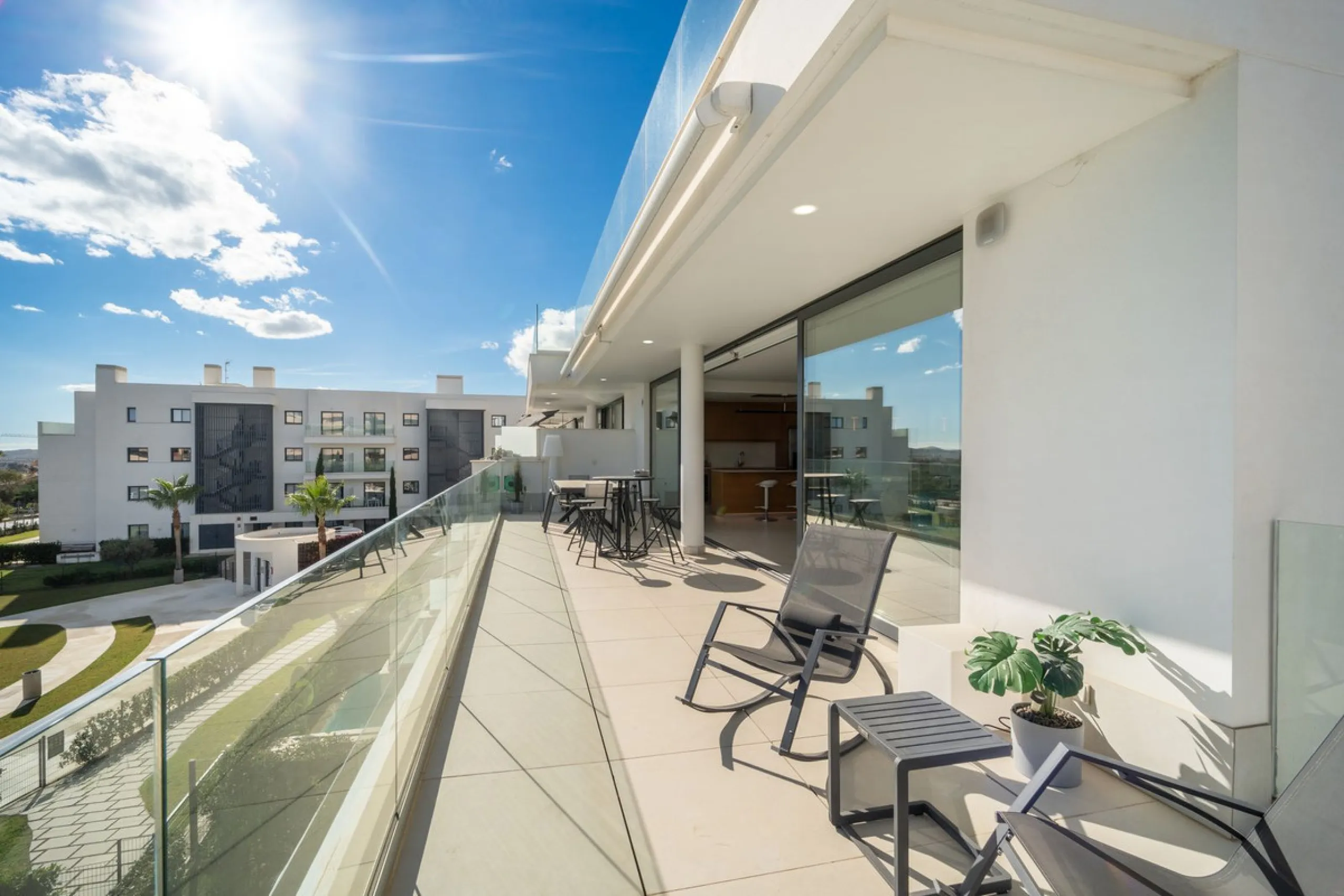 Luxury south facing apartment, in the exclusive urbanization of Higuerón West, with 3 bedrooms, 3 bathrooms of which 2 are ensuite, spacious living-dining room, open plan kitchen with large island, oversized cooktop, and high-end smart appliances, includi