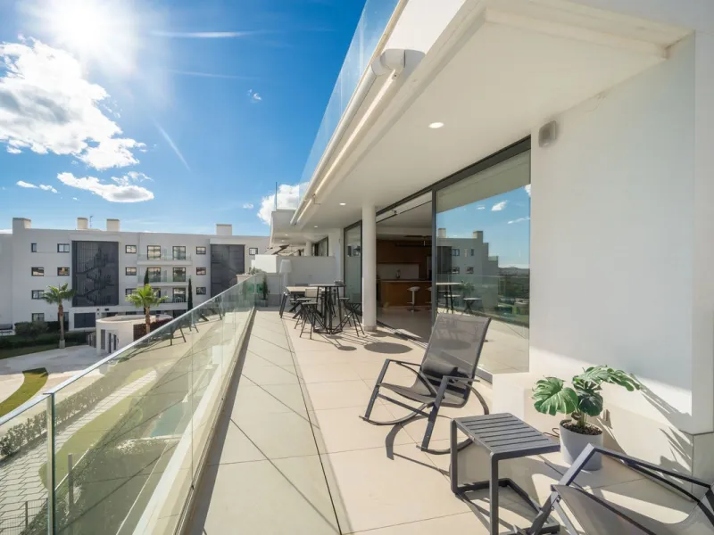 Luxury south facing apartment, in the exclusive urbanization of Higuerón West, with 3 bedrooms, 3 bathrooms of which 2 are ensuite, spacious living-dining room, open plan kitchen with large island, oversized cooktop, and high-end smart appliances, includi