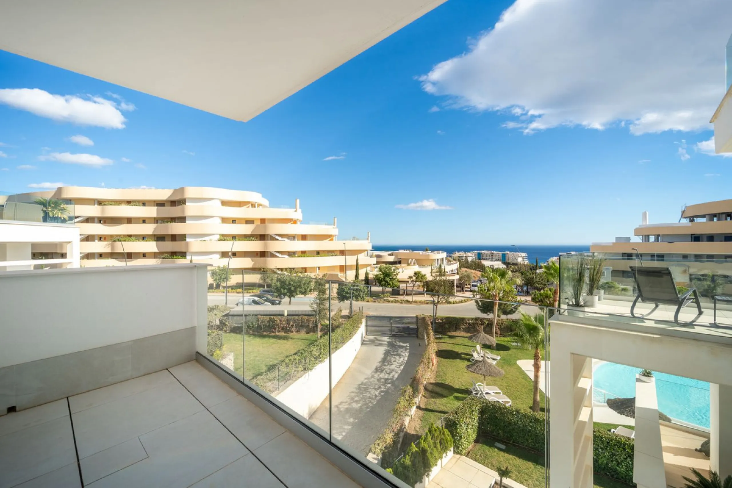 Luxury south facing apartment, in the exclusive urbanization of Higuerón West, with 3 bedrooms, 3 bathrooms of which 2 are ensuite, spacious living-dining room, open plan kitchen with large island, oversized cooktop, and high-end smart appliances, includi